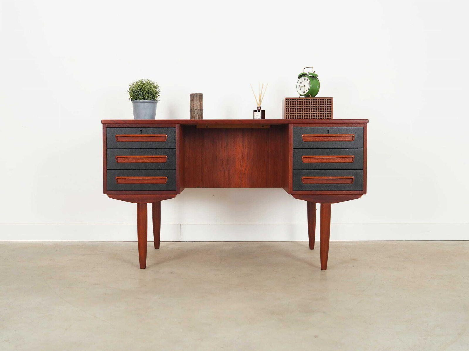 Teakhouten Bureau, Deens Design, Jaren 1970, Fabrikant: A.P. Møbler Svenstrup photo furniture