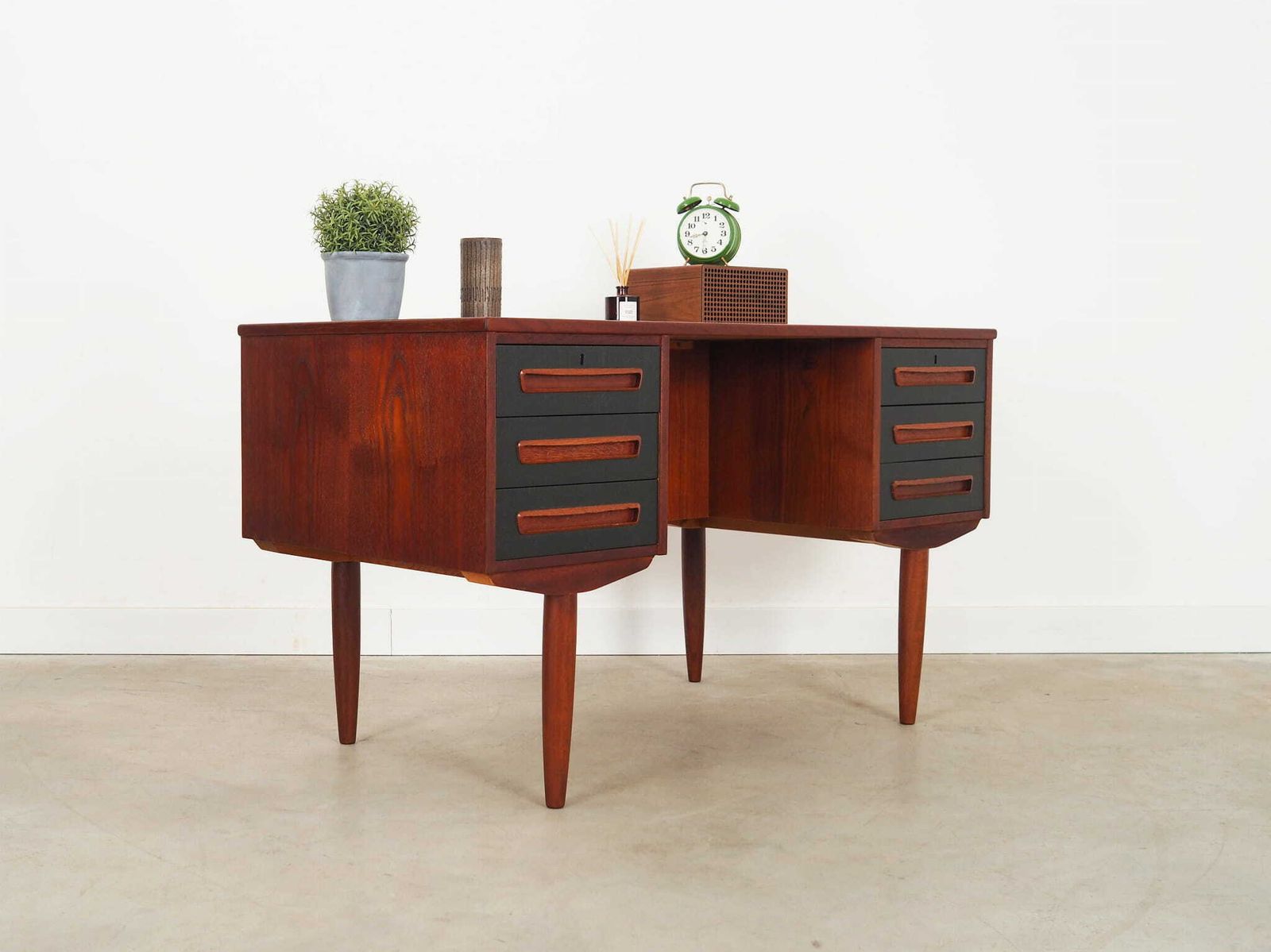 Teakhouten Bureau, Deens Design, Jaren 1970, Fabrikant: A.P. Møbler Svenstrup photo 1449.0