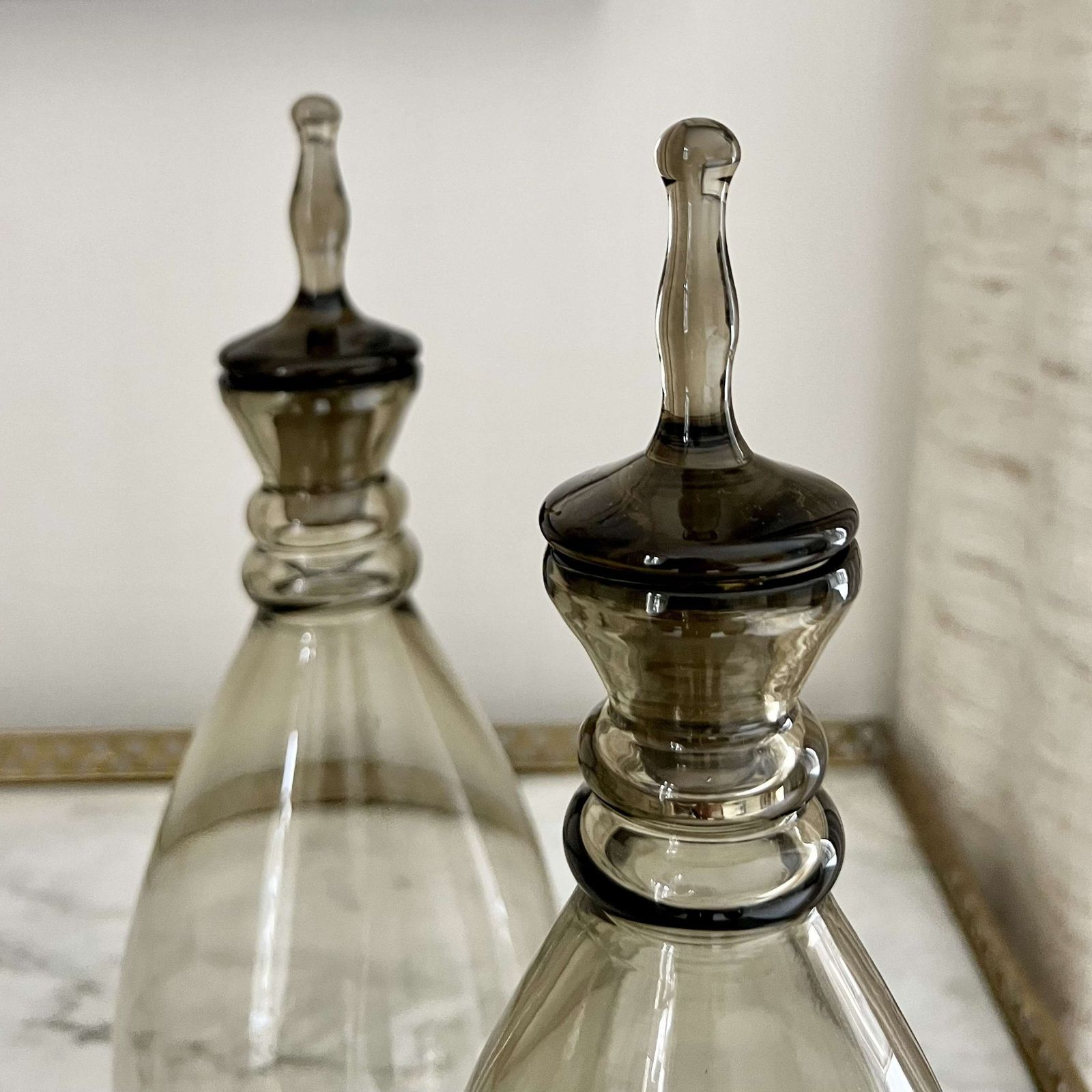 Pair Scandinavian Smoked Decanters & 10 Glasses Suite photo Home Decor