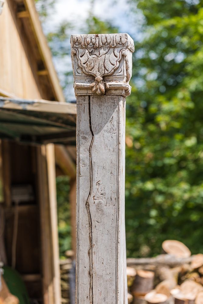 photo vinterior A Pair Of Indian Hardwood Corinthian Style Columns