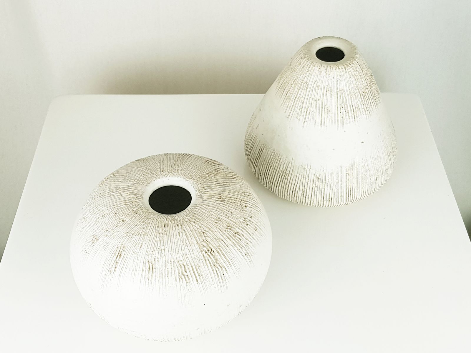 Italian White Ivory Ceramic Vases By La Bottega, 1970s, Set Of 2 photo vinterior