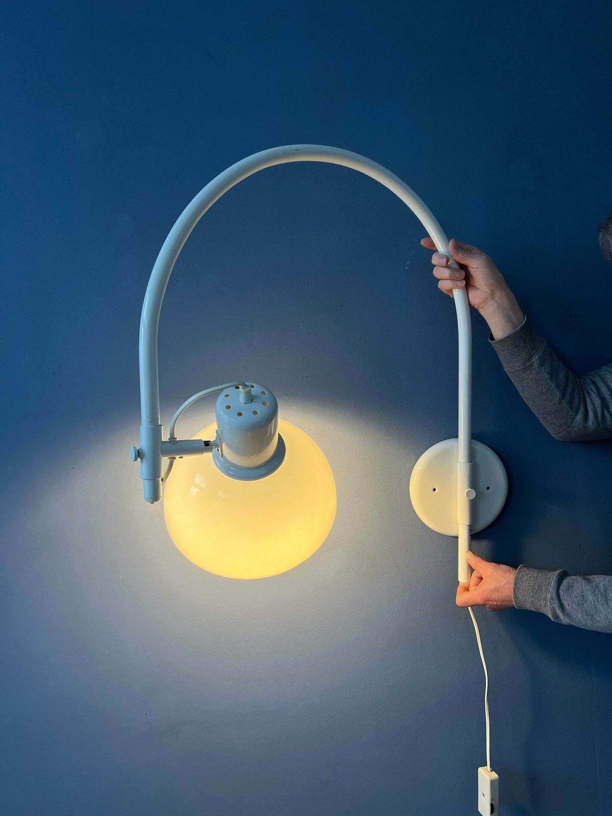 Witte Mid Century Herda Space Age Boogwandlamp photo for sale