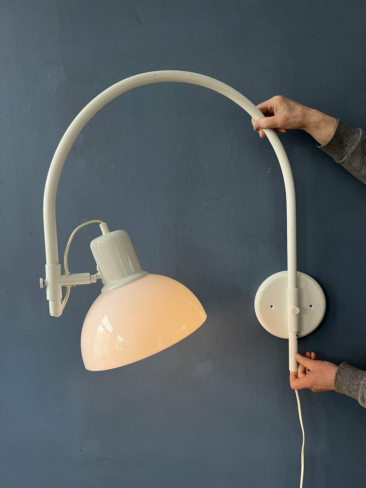 Witte Mid Century Herda Space Age Boogwandlamp photo Verlichting
