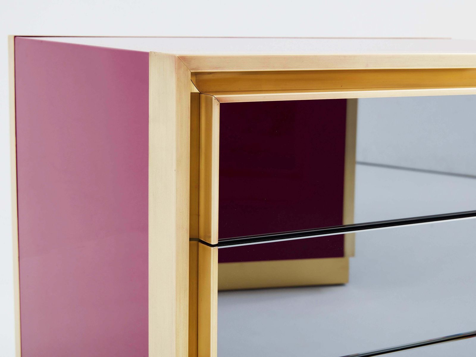 Tables de chevet Maison Jansen laquées framboise, laiton et miroir, années 1970 photo 17762.0