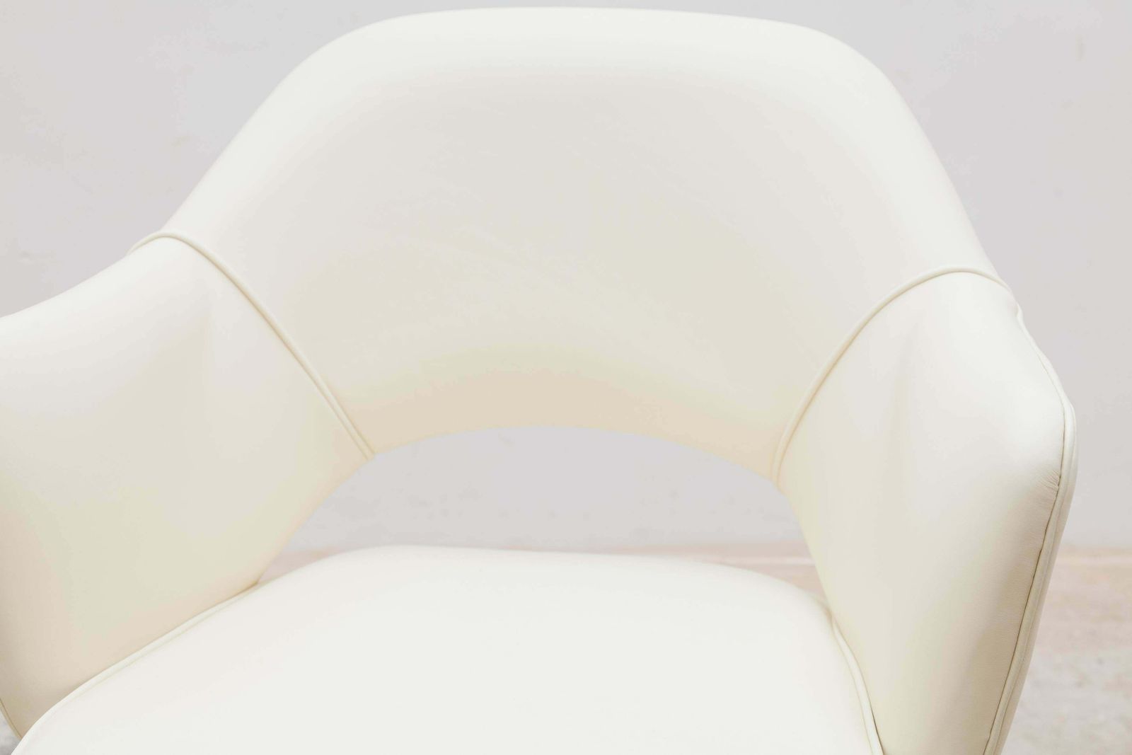 photo furniture Knoll Arm Desk, Conference Chair Designed By Eero Saarinen