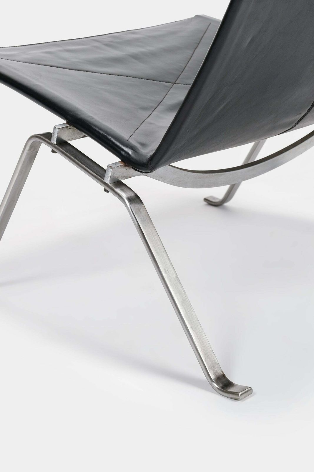 photo furniture Poul Kjaerholm, Lounge Chair Pk22, 1956