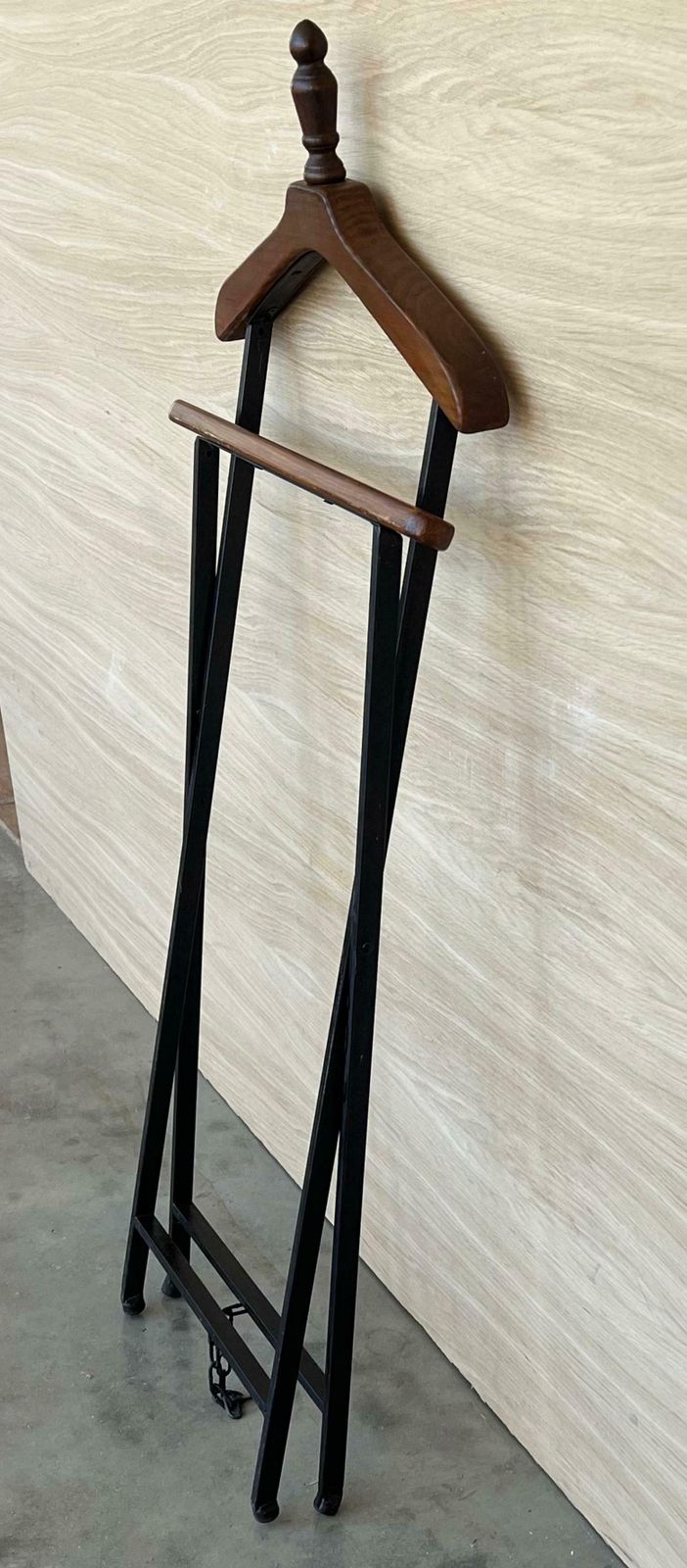 photo furniture Valet de chambre vintage en bois de hêtre et fer, dans le style de Ico Parisi