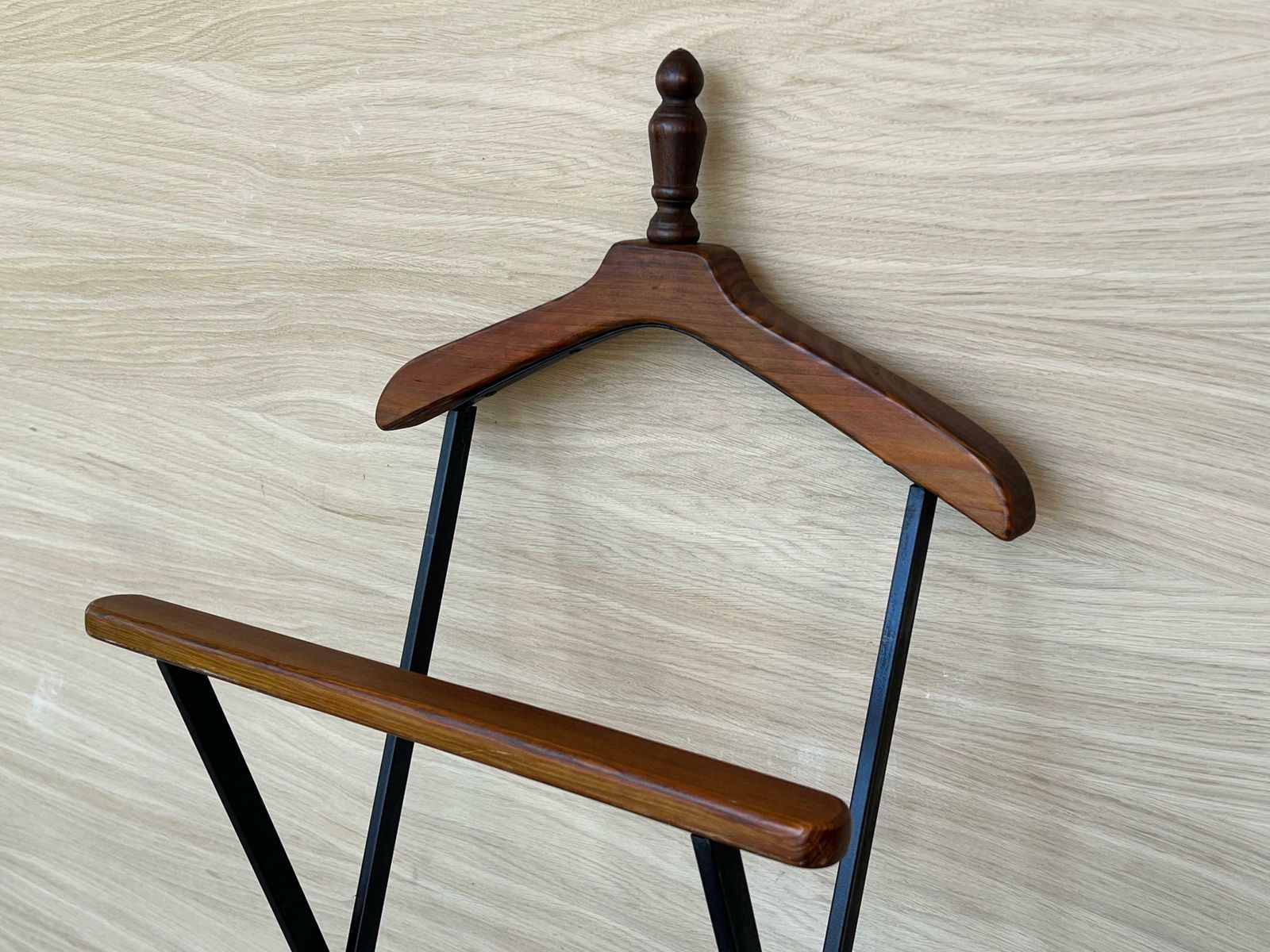 Décoration Valet de chambre vintage en bois de hêtre et fer, dans le style de Ico Parisi photo