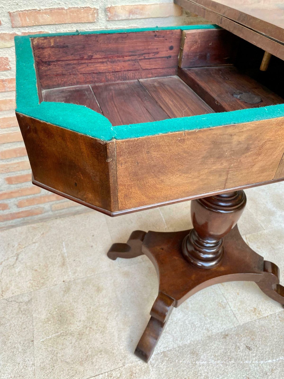 photo furniture Table de jeu pliante française en noyer, 1920