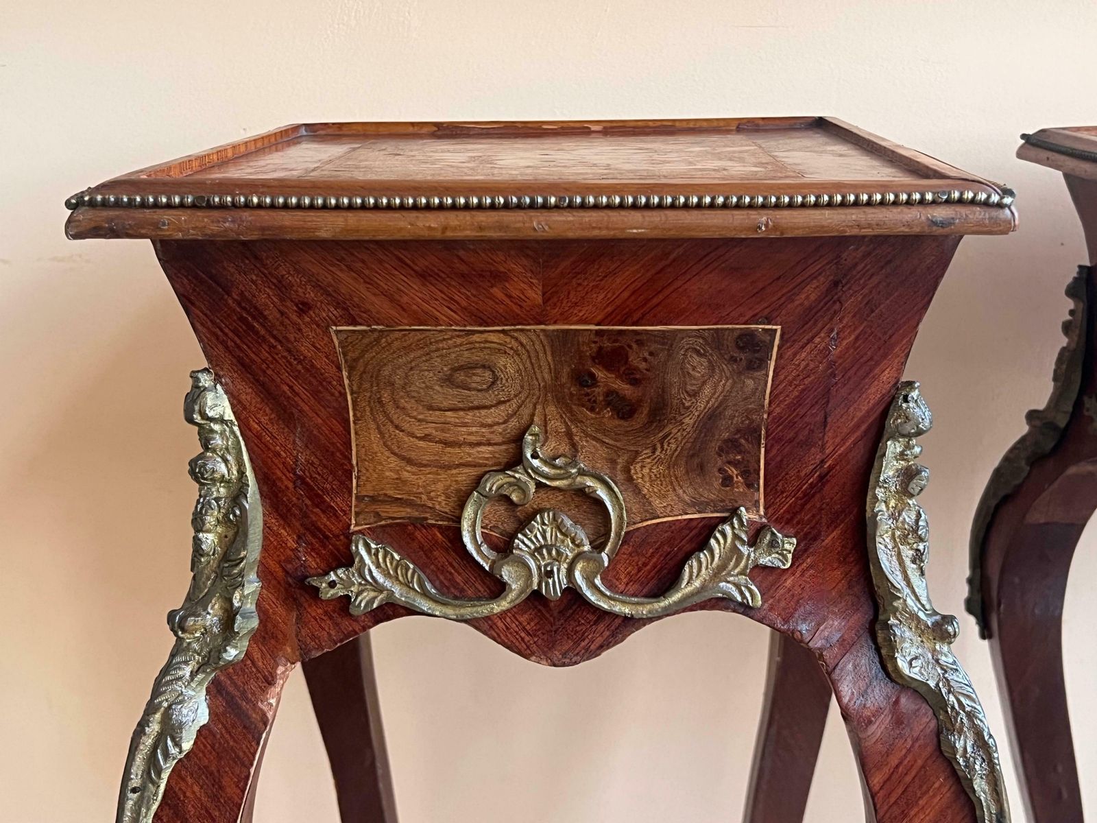 Mobilier Tables de chevet de style Louis XV à marqueterie, France, 1910 photo
