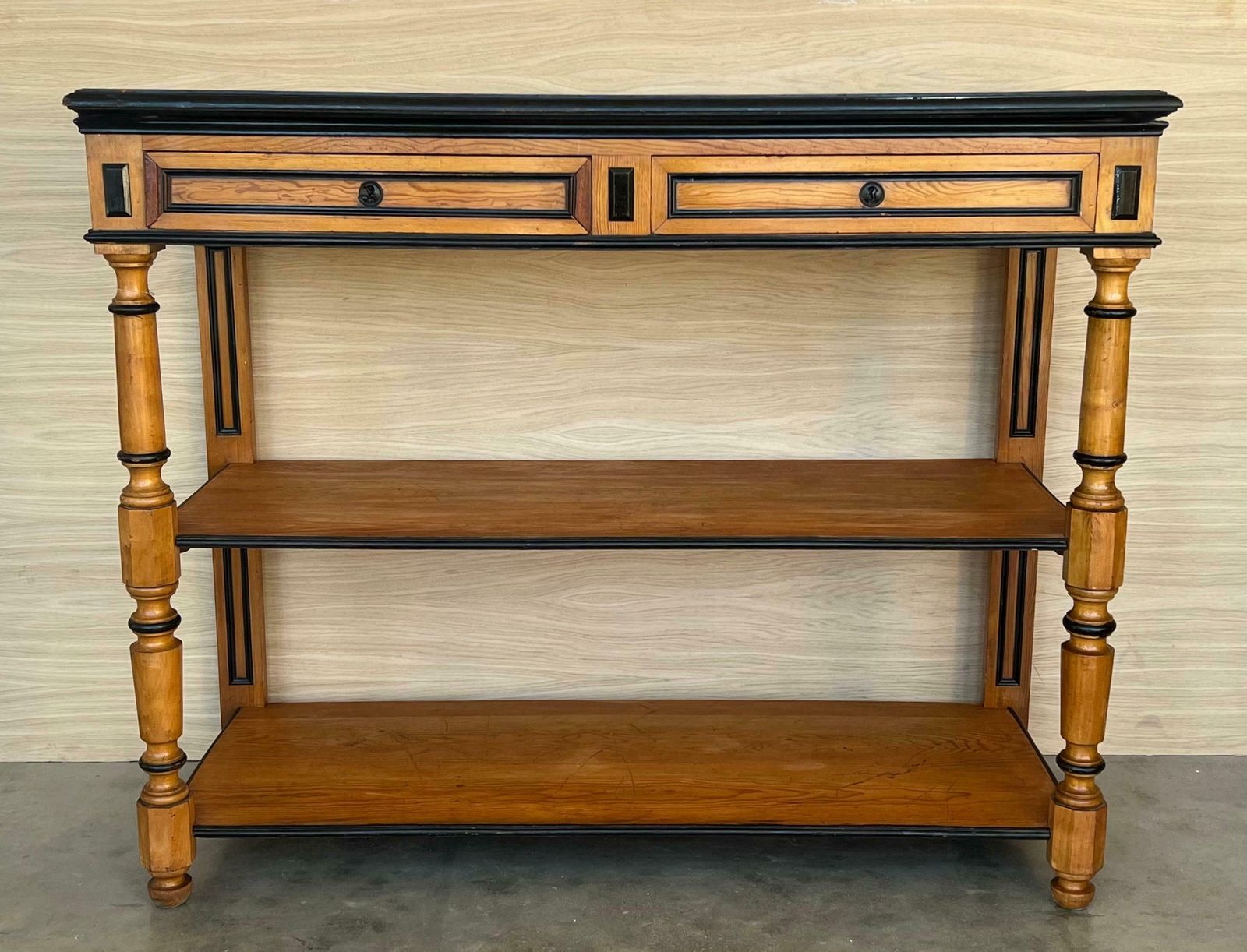 Servante anglaise trois niveaux en bois de citronnier avec tiroirs, début du XXe siècle photo for sale