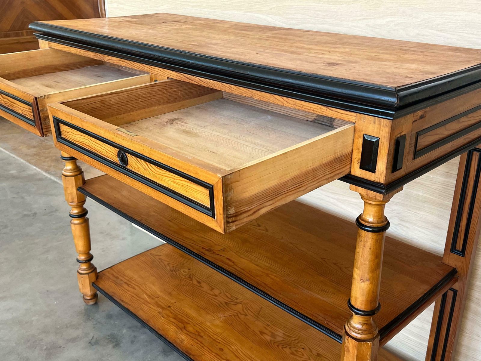 photo for sale Servante anglaise trois niveaux en bois de citronnier avec tiroirs, début du XXe siècle
