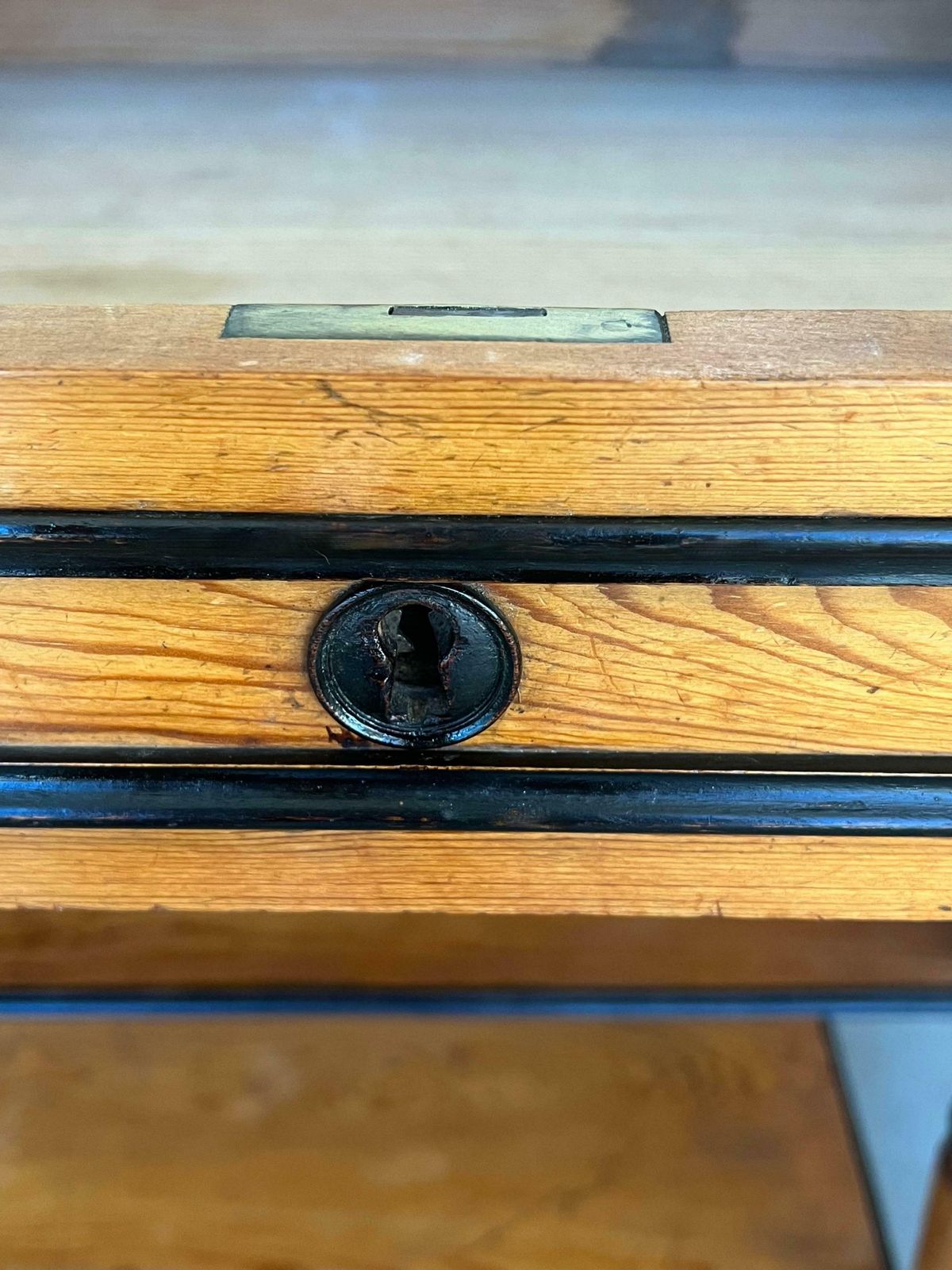 Mobilier Servante anglaise trois niveaux en bois de citronnier avec tiroirs, début du XXe siècle photo