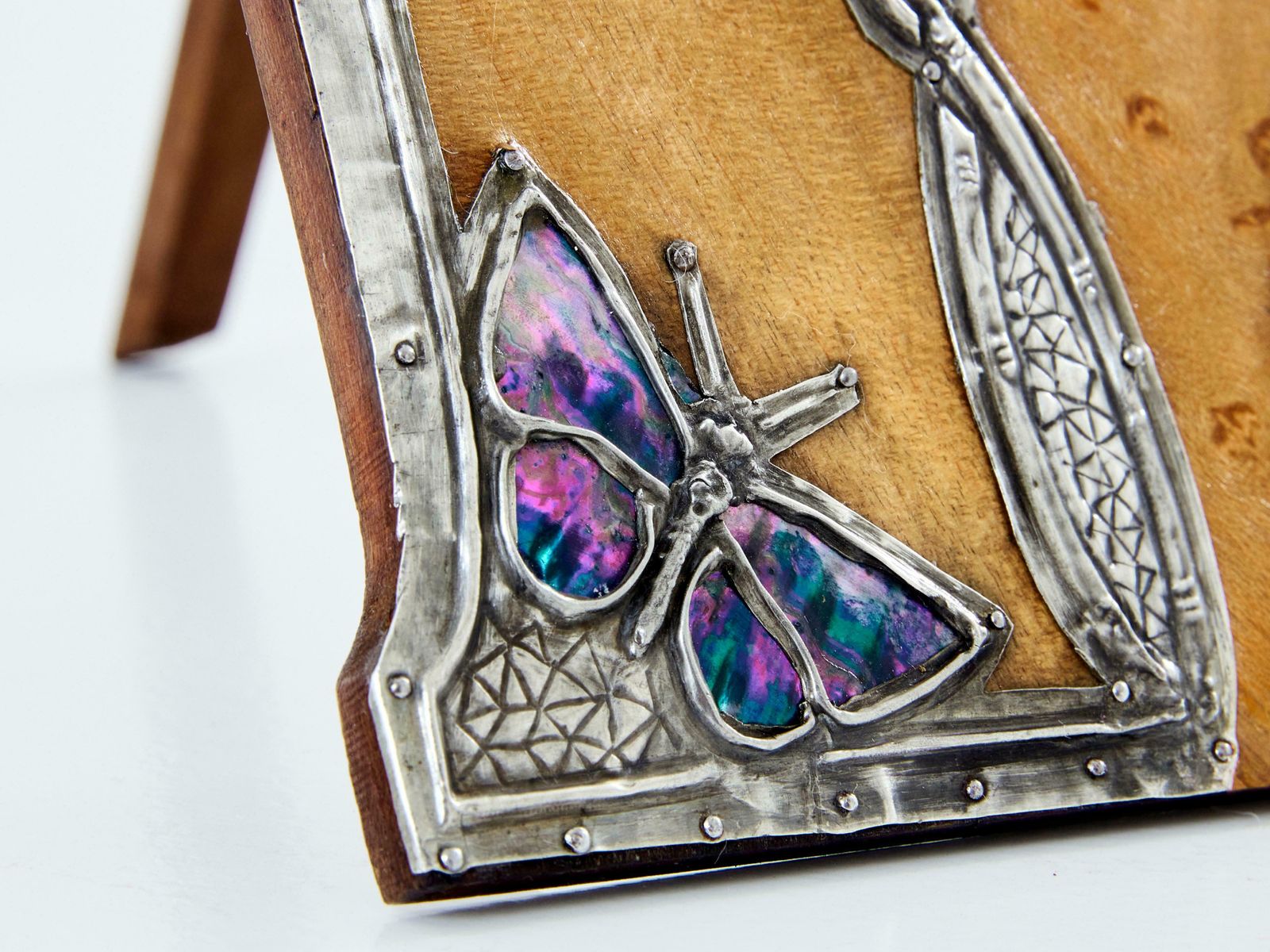 Miroir de coiffeuse Art Nouveau français en étain et loupe d'amboine, années 1910 photo buy