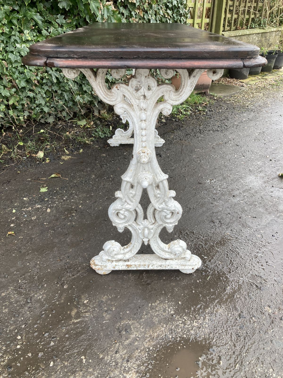 photo vinterior Victorian White Cast Iron Base, Mahogany Top Garden Table