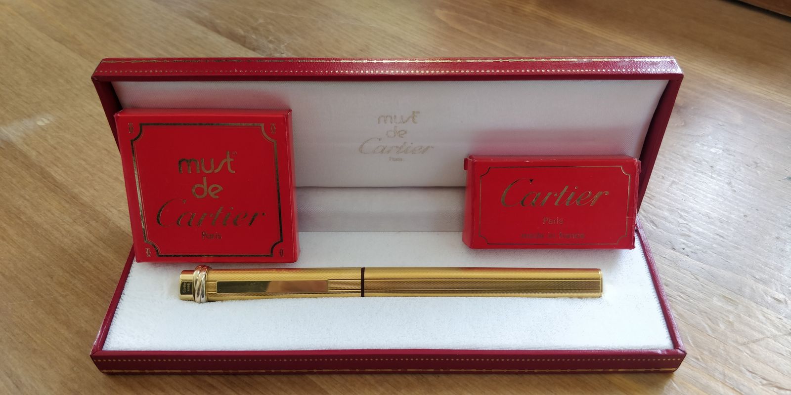 photo furniture Cartier Gold Fountain Pen