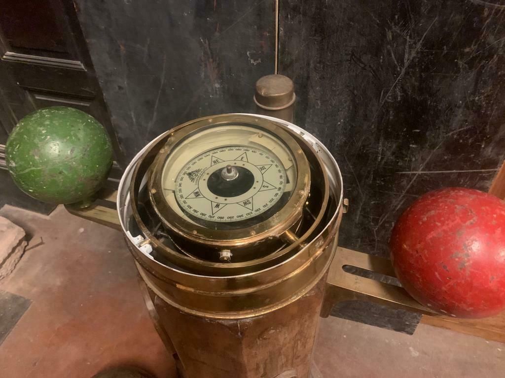 photo furniture Vintage Wooden And Brass Ship's Compass With Side Weights, Italy