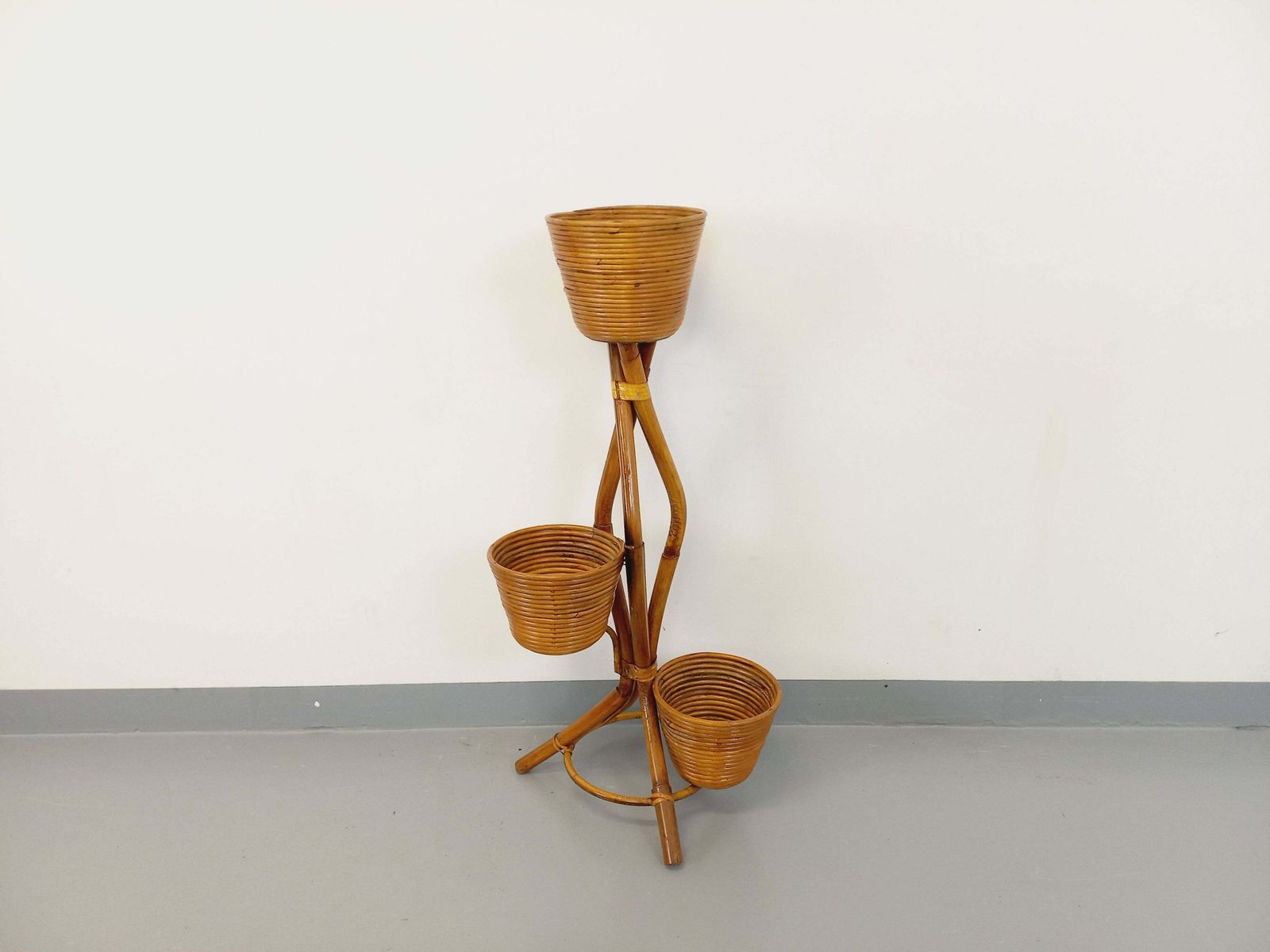 Support à plantes tripode en rotin, années 1960