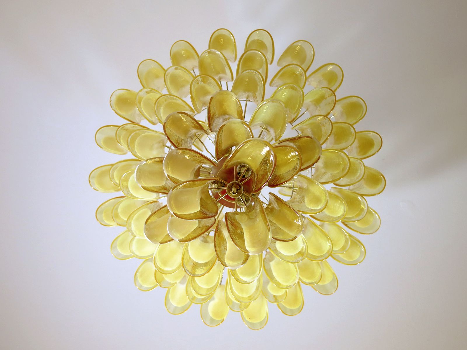Chandelier Mazzega Murano, Italy    85 Caramel Lattimo Glass Petals photo vinterior