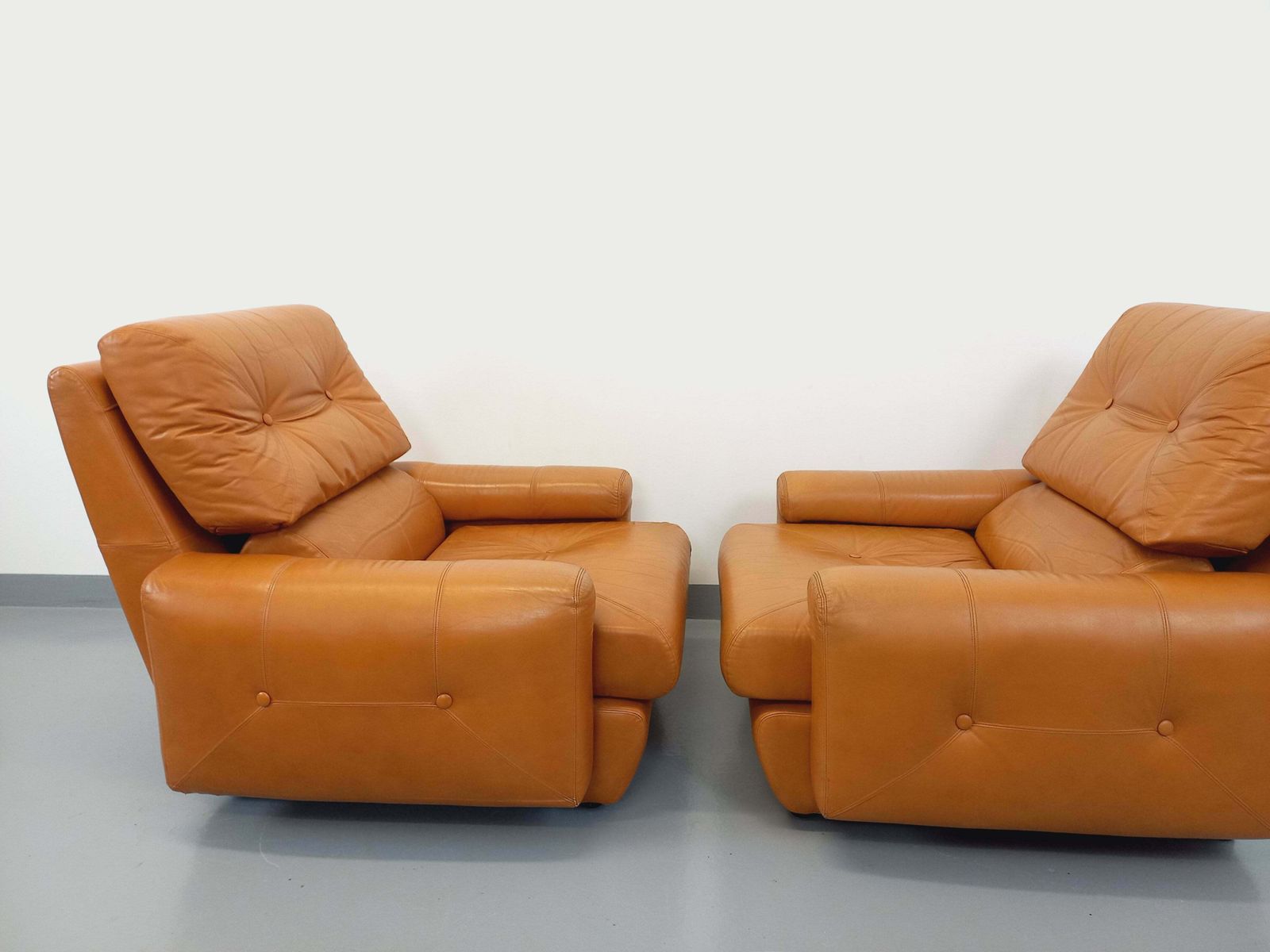 2 fauteuils lounge en cuir camel, années 1960 photo for sale