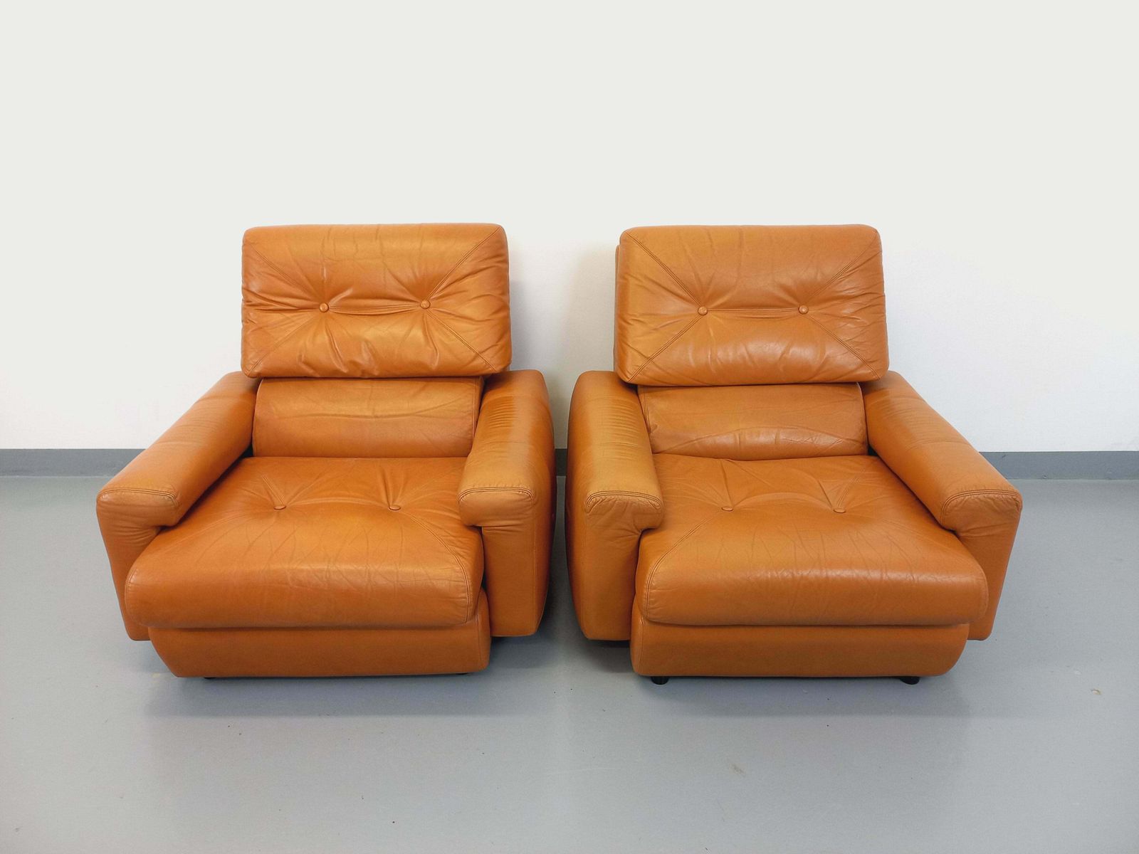 2 fauteuils lounge en cuir camel, années 1960 photo Mobilier