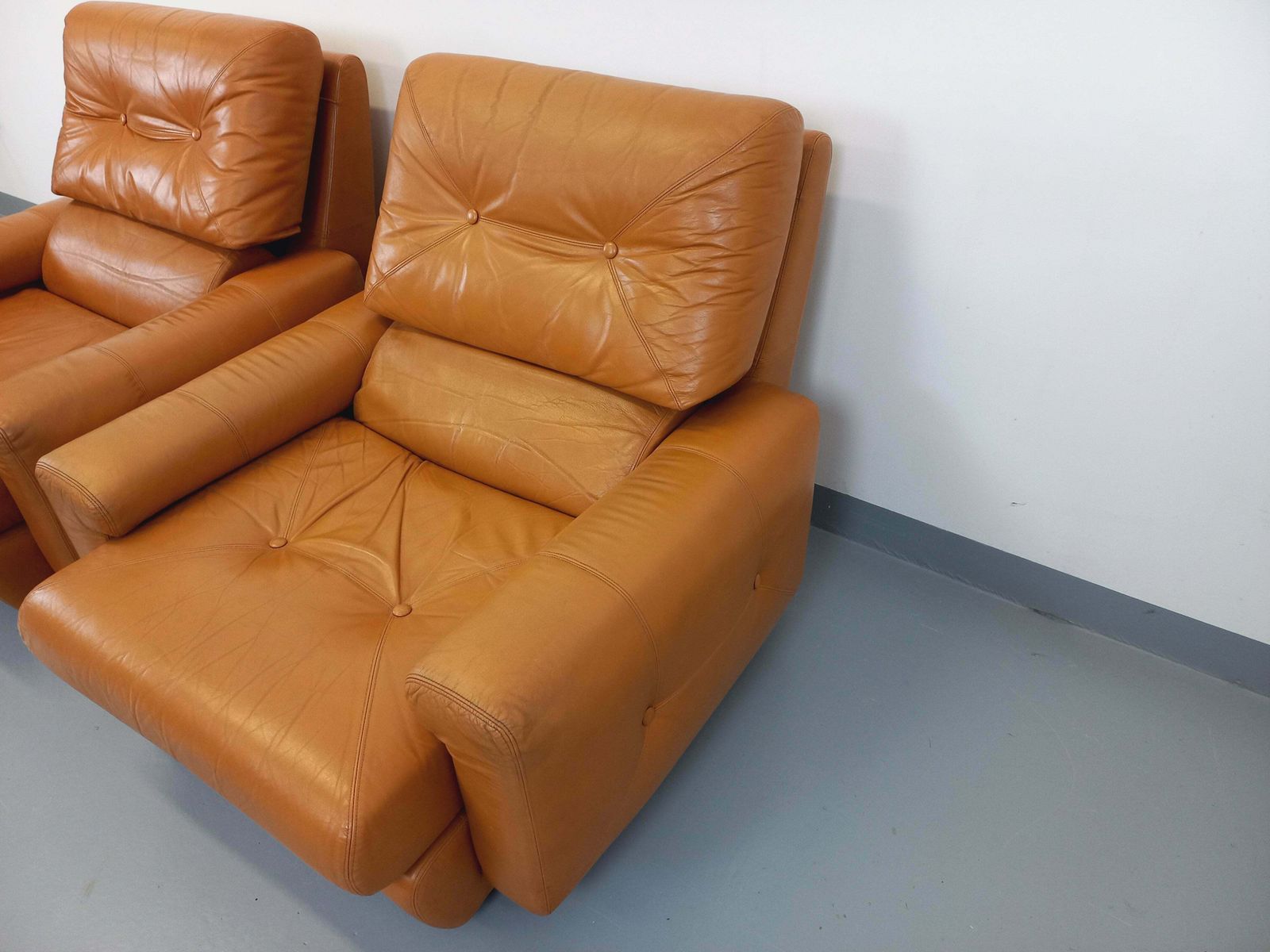 photo vinterior 2 fauteuils lounge en cuir camel, années 1960