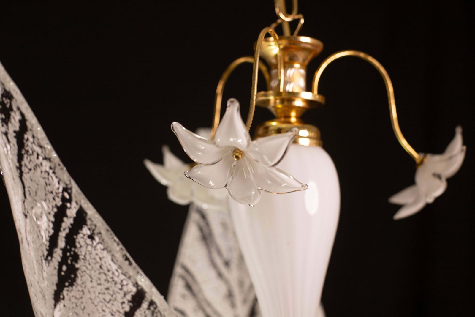 photo furniture Elegant Murano Chandelier With White Flowers And Leaves, 1970