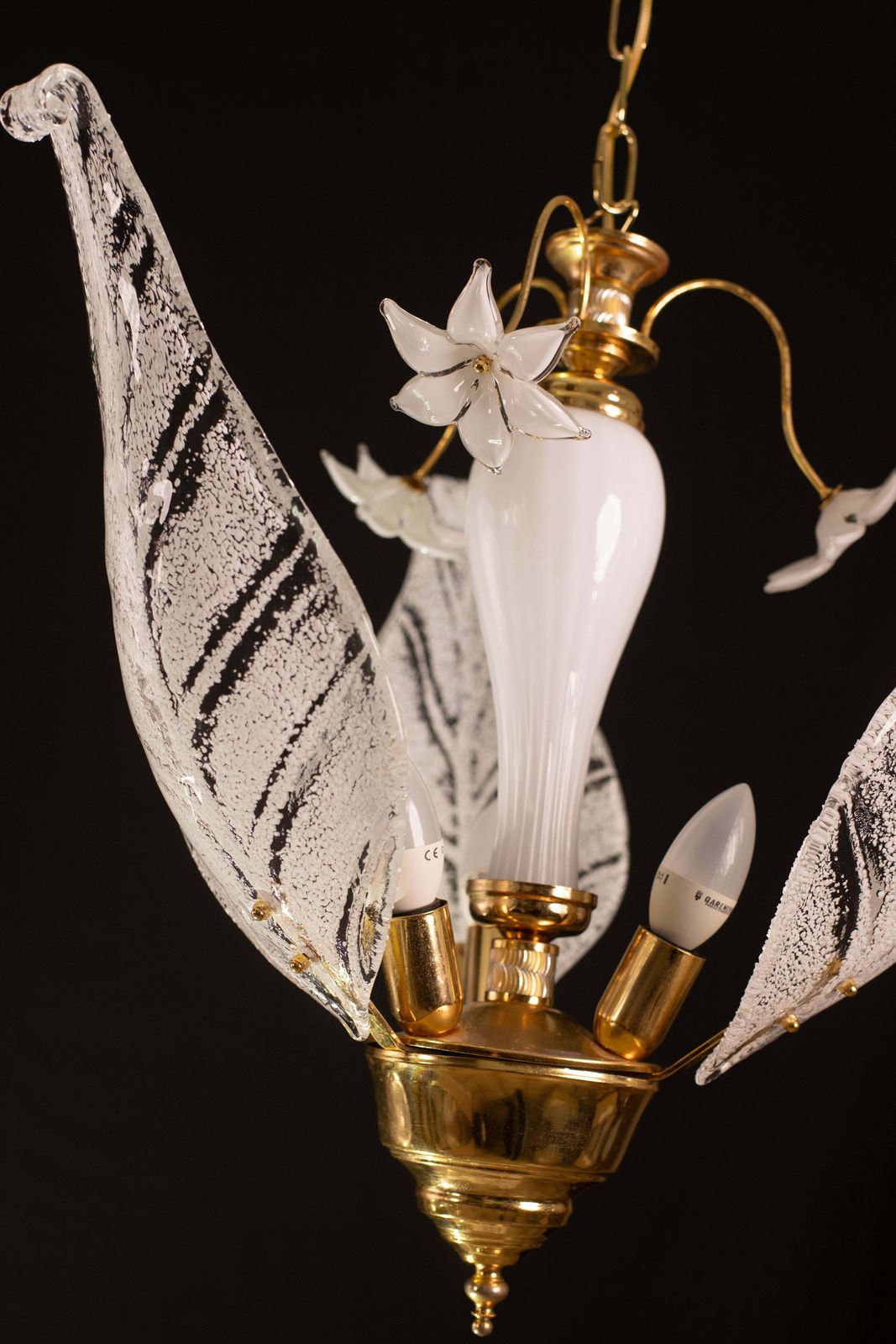 photo vinterior Elegant Murano Chandelier With White Flowers And Leaves, 1970