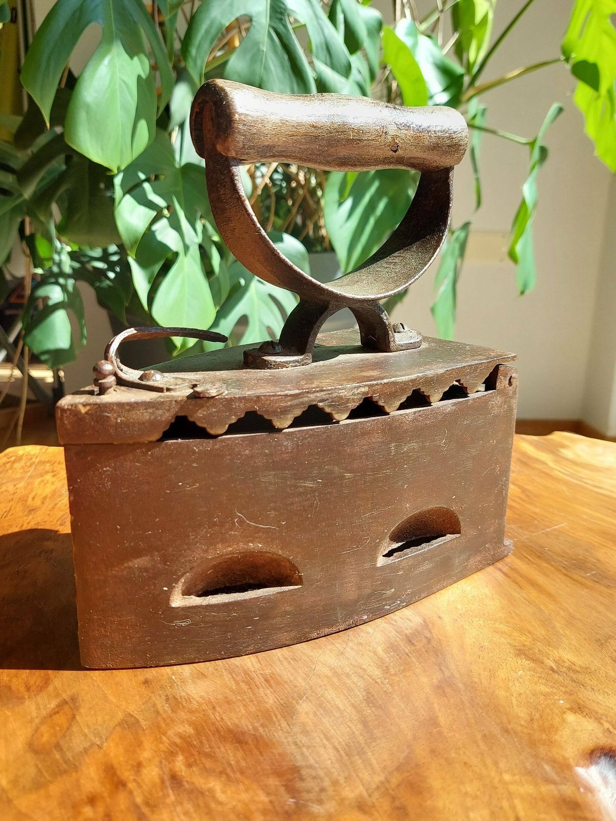 Antique Coal Iron With Wooden Handle, Antique Cast Iron, Charcoal Iron, Antique Metal Iron, Antique Rustic Home Decor, 1920s   30's photo 104.0