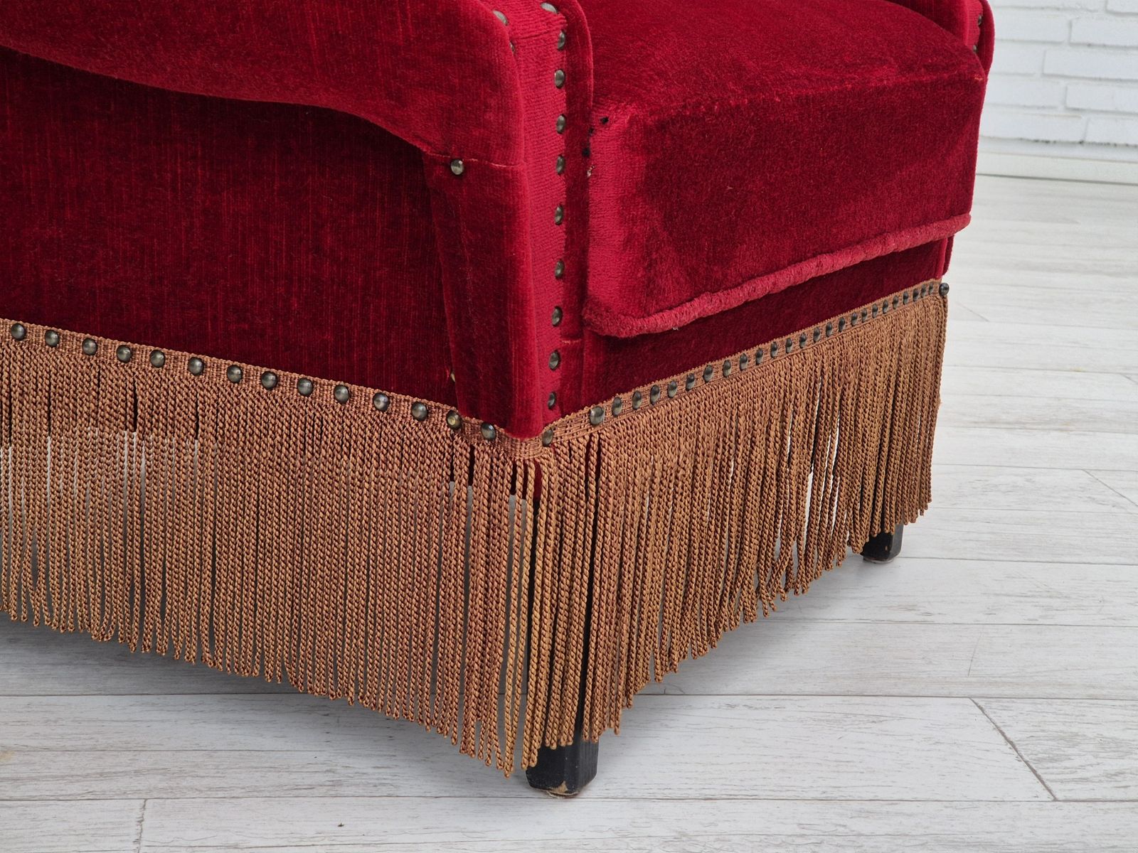 Jaren 1960, Deense Wingback Fauteuil, Meubilairvelours, Eikenhouten Poten. photo furniture