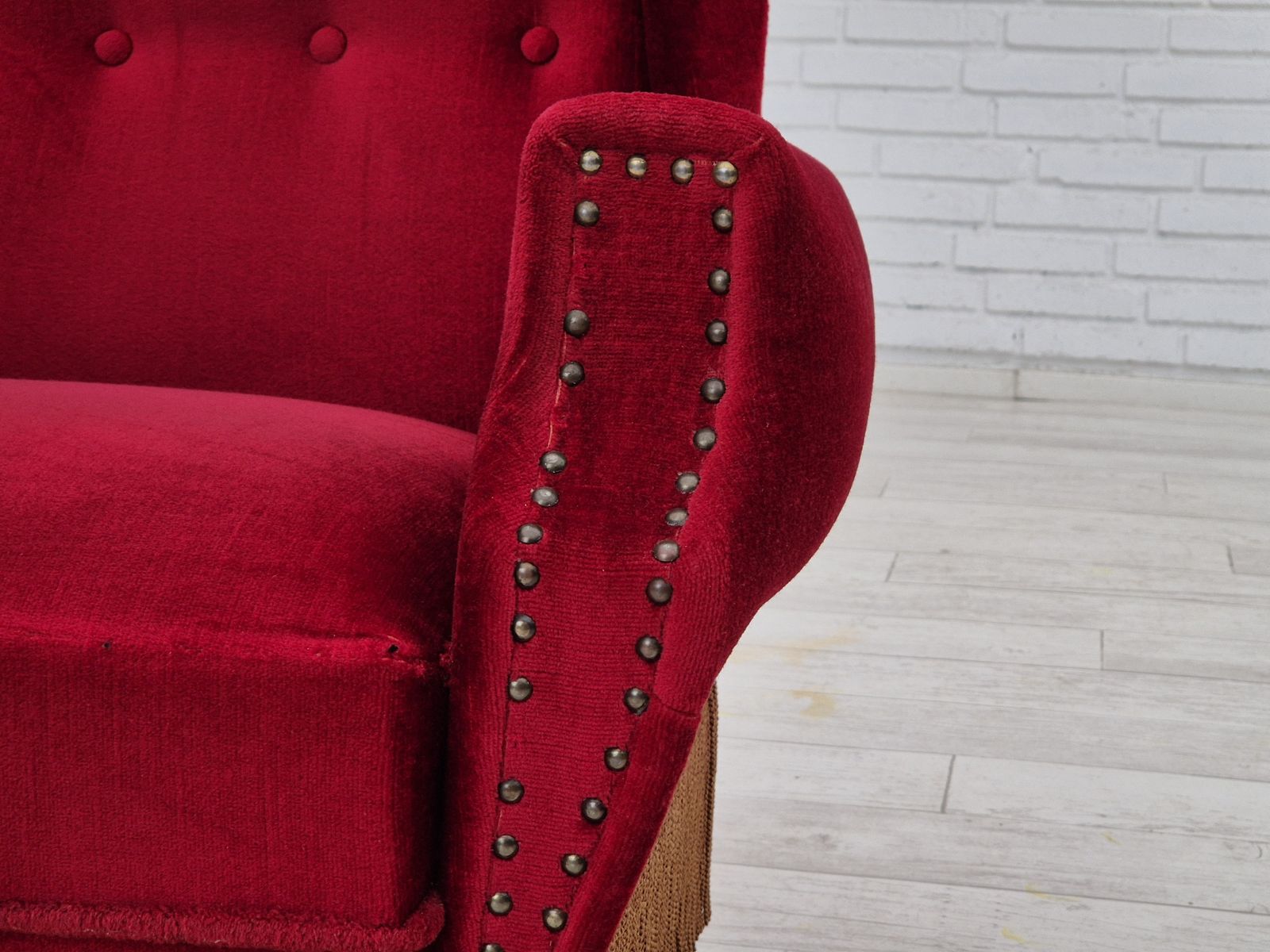 photo furniture Deense Loungestoel, Ca. Jaren 1960, Meubelvelours, Eikenhouten Poten.