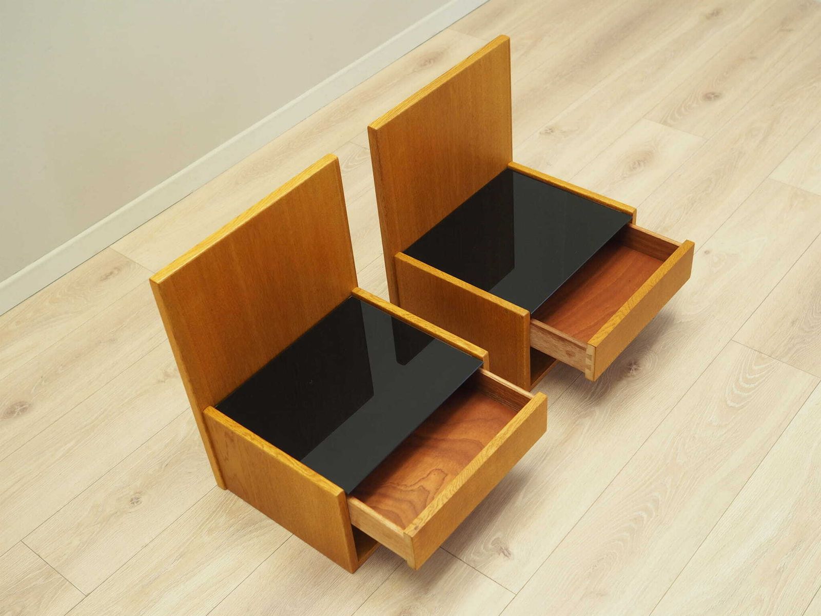 Set Hangende Nachtkastjes, Deens Design, Ca. Jaren 1960, Ontwerper: Hans J. Wegner, Fabrikant: Getama photo vinterior