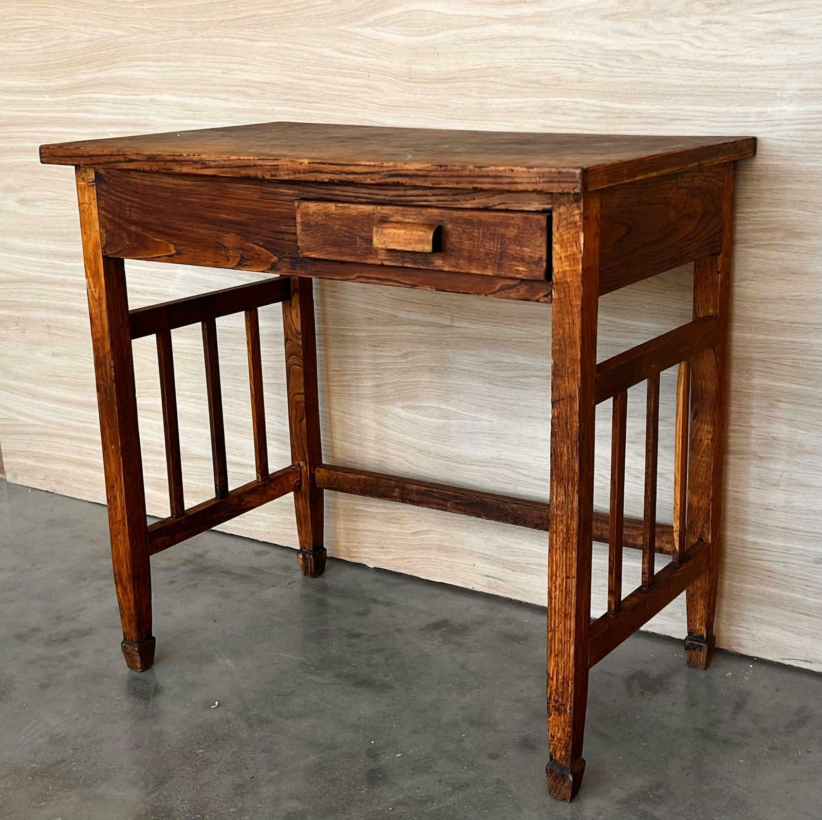 Table d'appoint ou bureau folk art, Scandinavie, début du XIXe siècle photo Mobilier