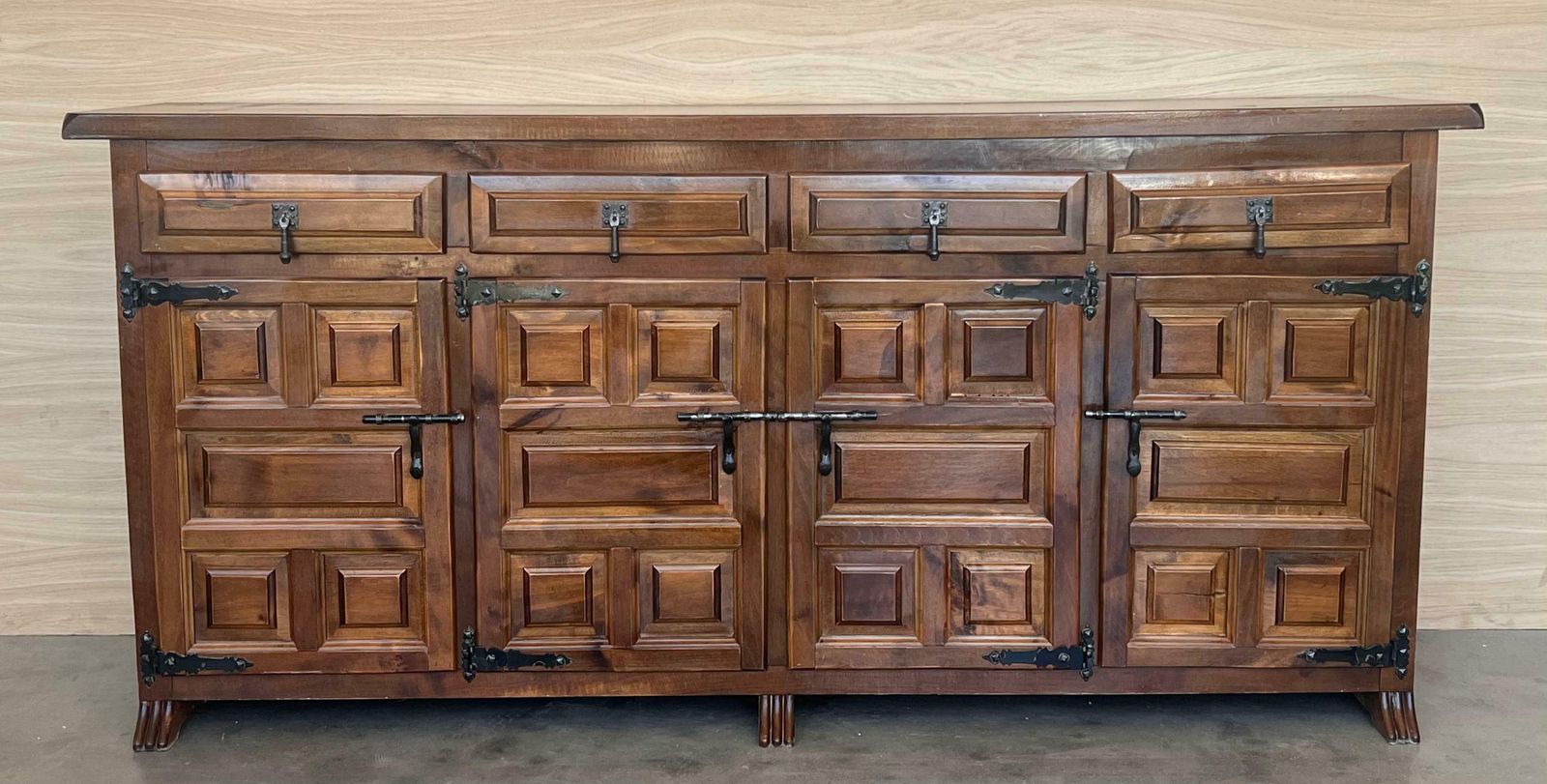 Grand buffet baroque catalan en chêne sculpté de style toscan, XIXe siècle photo for sale