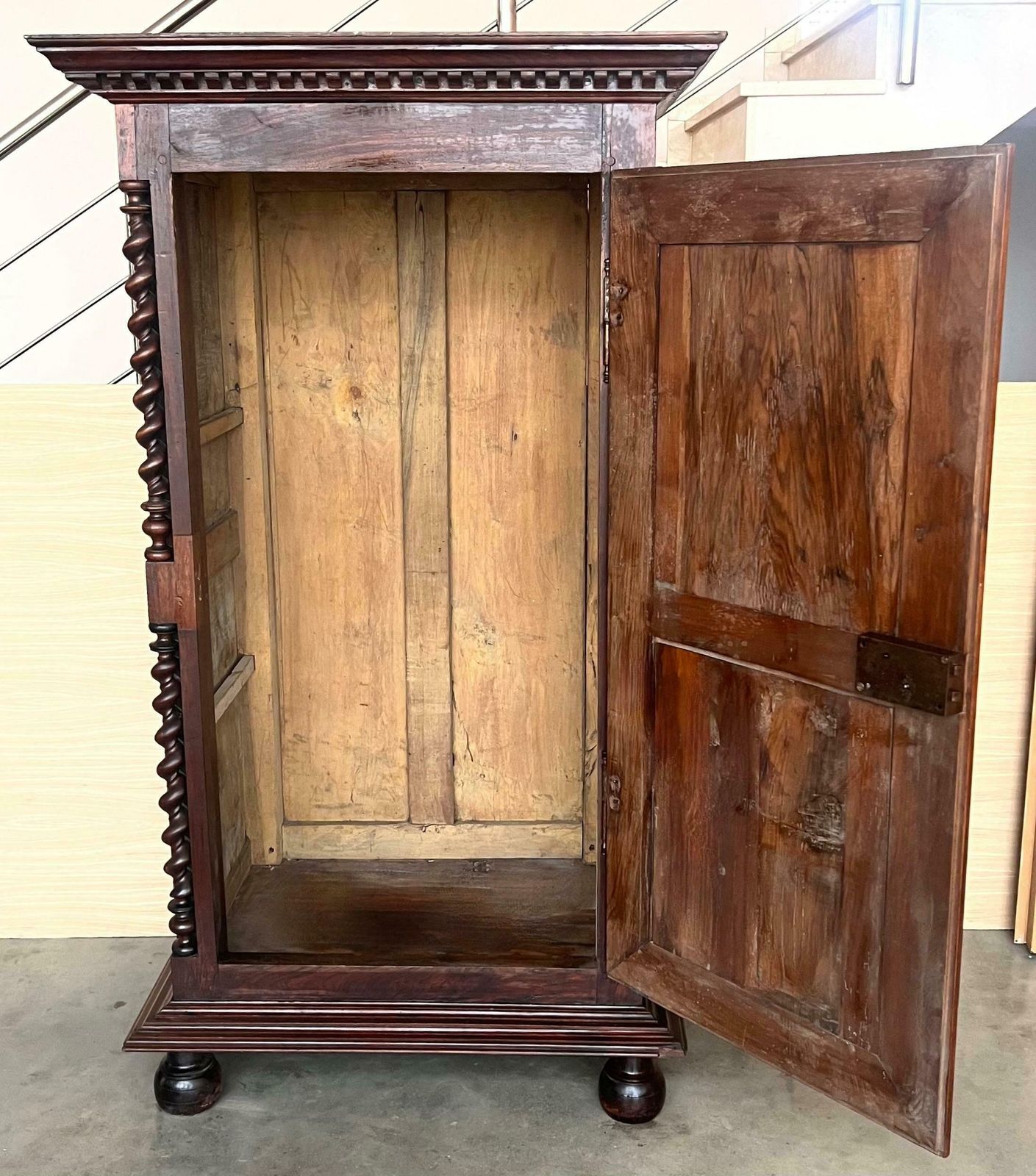 photo for sale Cabinet à coussin baroque hollandais en chêne, d'époque XVIIIe siècle
