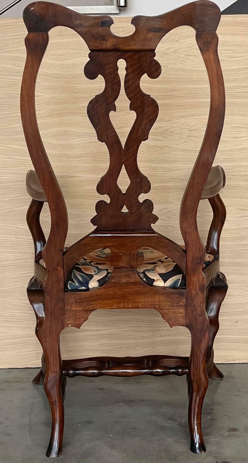 photo for sale Paire de fauteuils de salle à manger Chippendale gothique en acajou massif, 1890