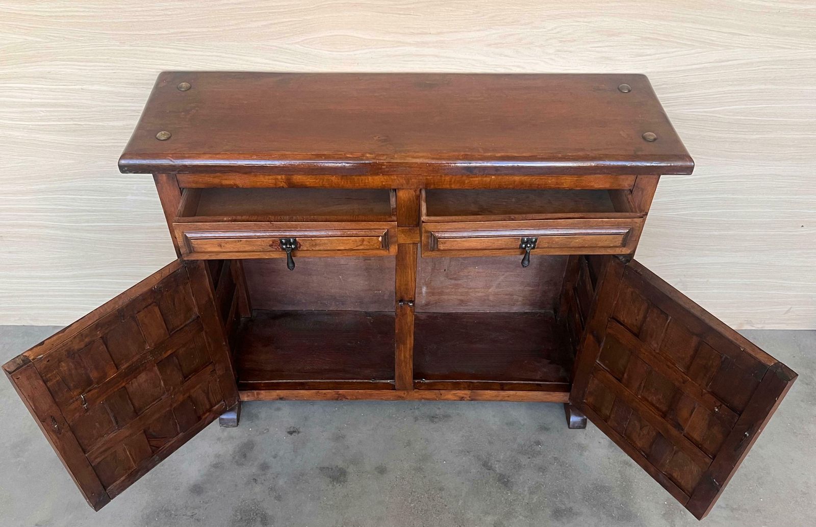 Buffet baroque espagnol à deux tiroirs en noyer sculpté, XIXe siècle photo vintage