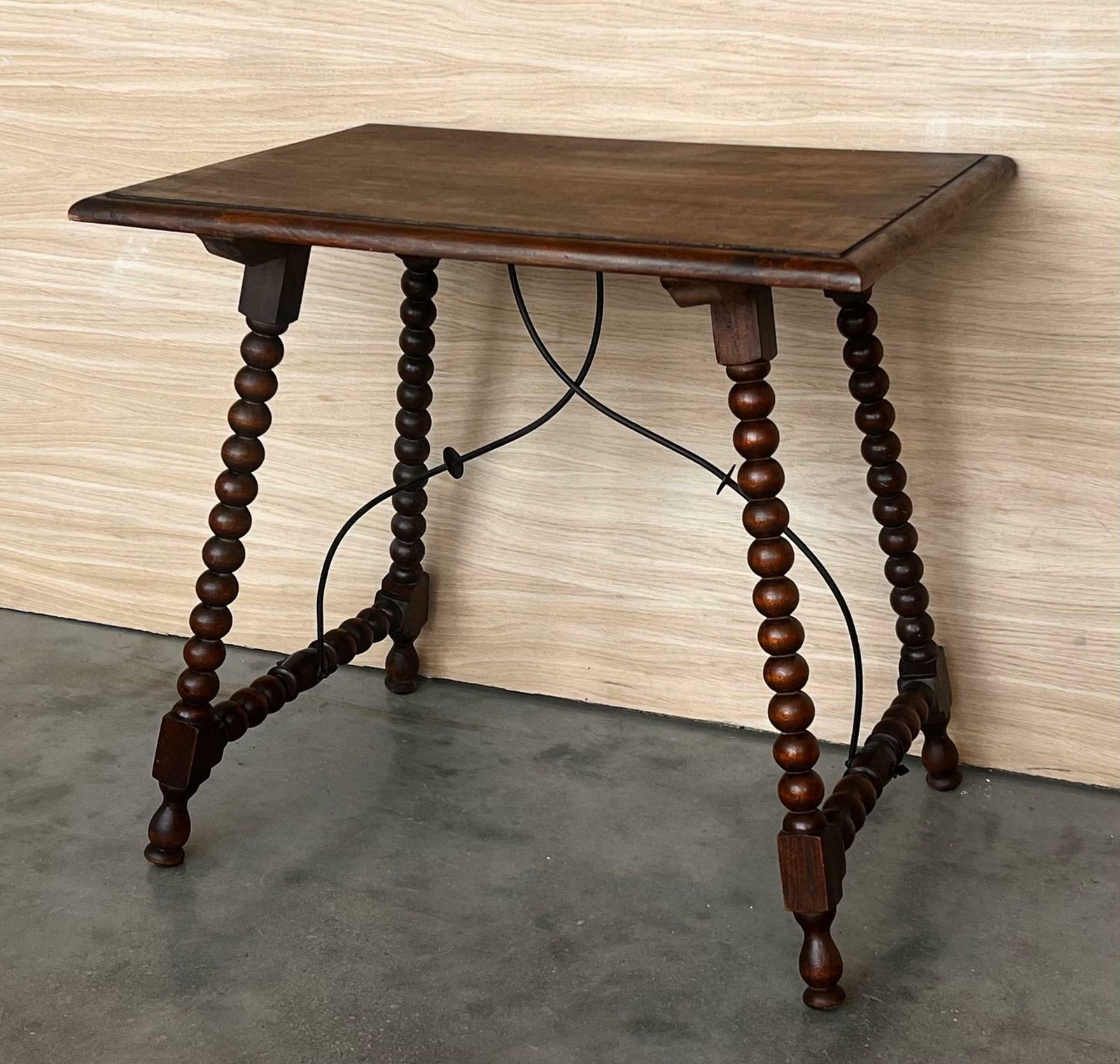 Table d'appoint espagnole du XIXe siècle, pieds tournés et entretoise en fer photo 2374.0