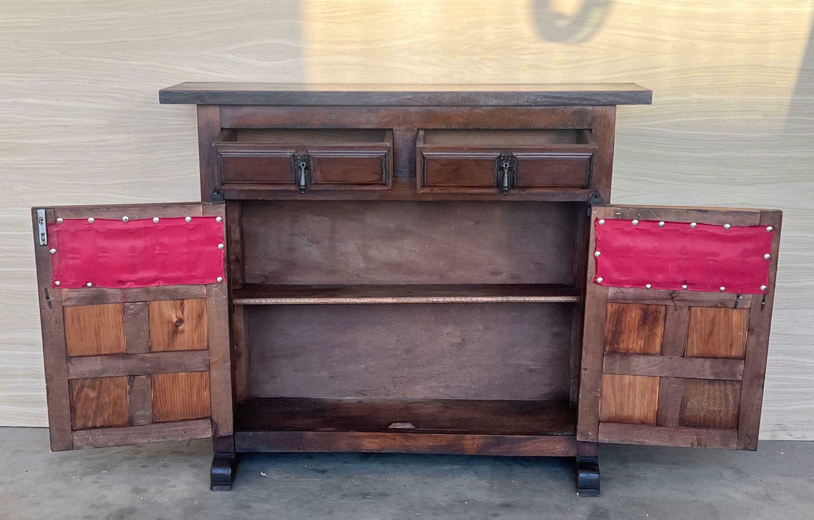 Commode espagnole en noyer sculpté, tables de chevet ou console étroite, années 1920 photo buy