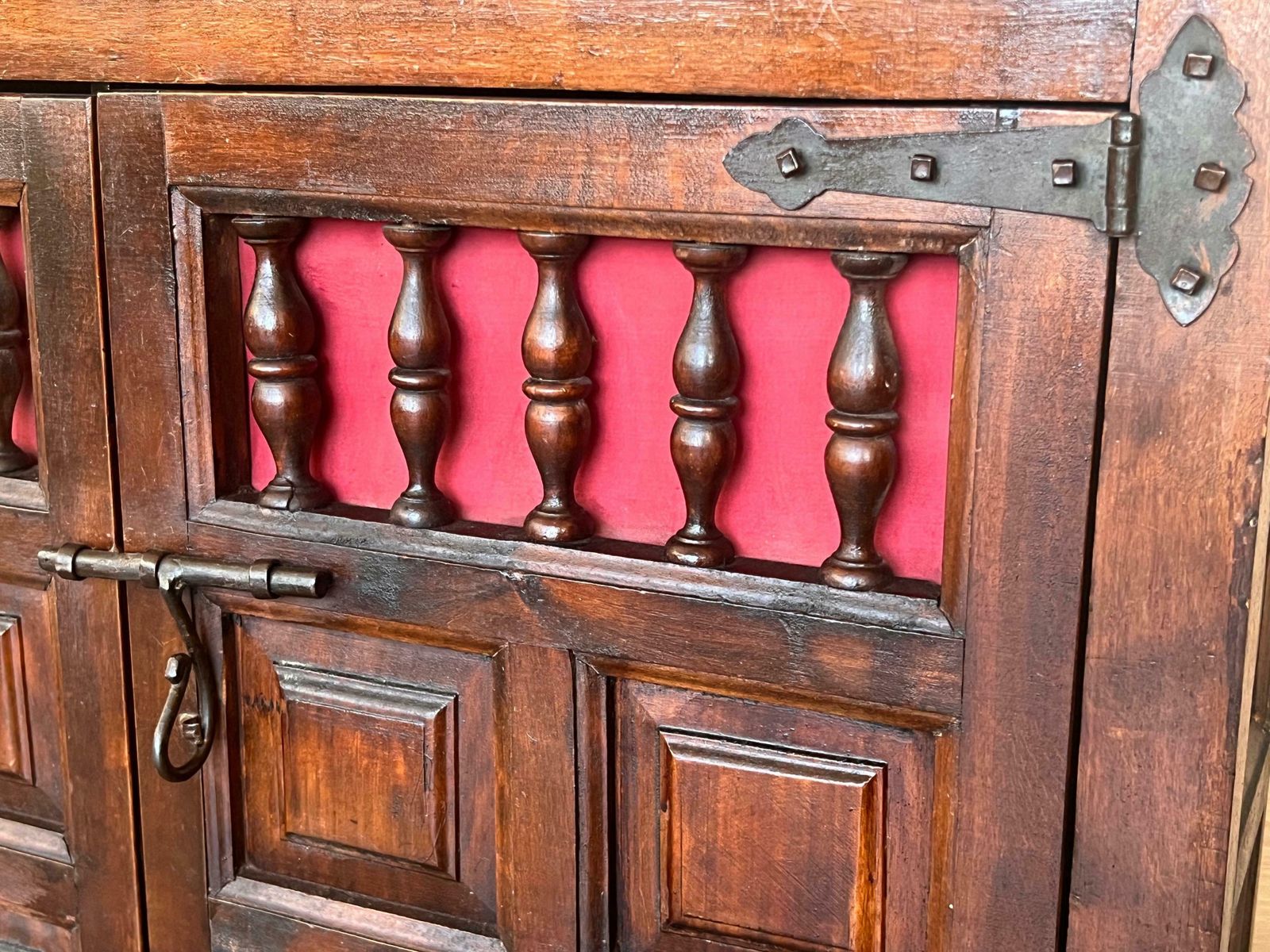 photo for sale Commode espagnole en noyer sculpté, tables de chevet ou console étroite, années 1920
