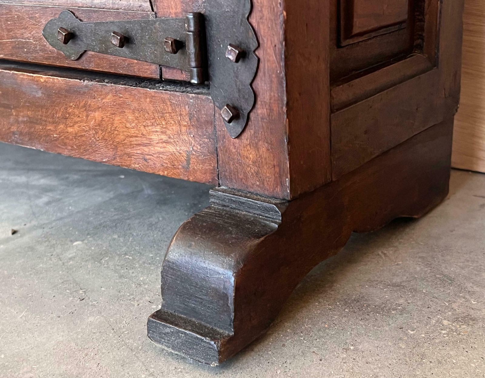 Mobilier Commode espagnole en noyer sculpté, tables de chevet ou console étroite, années 1920 photo