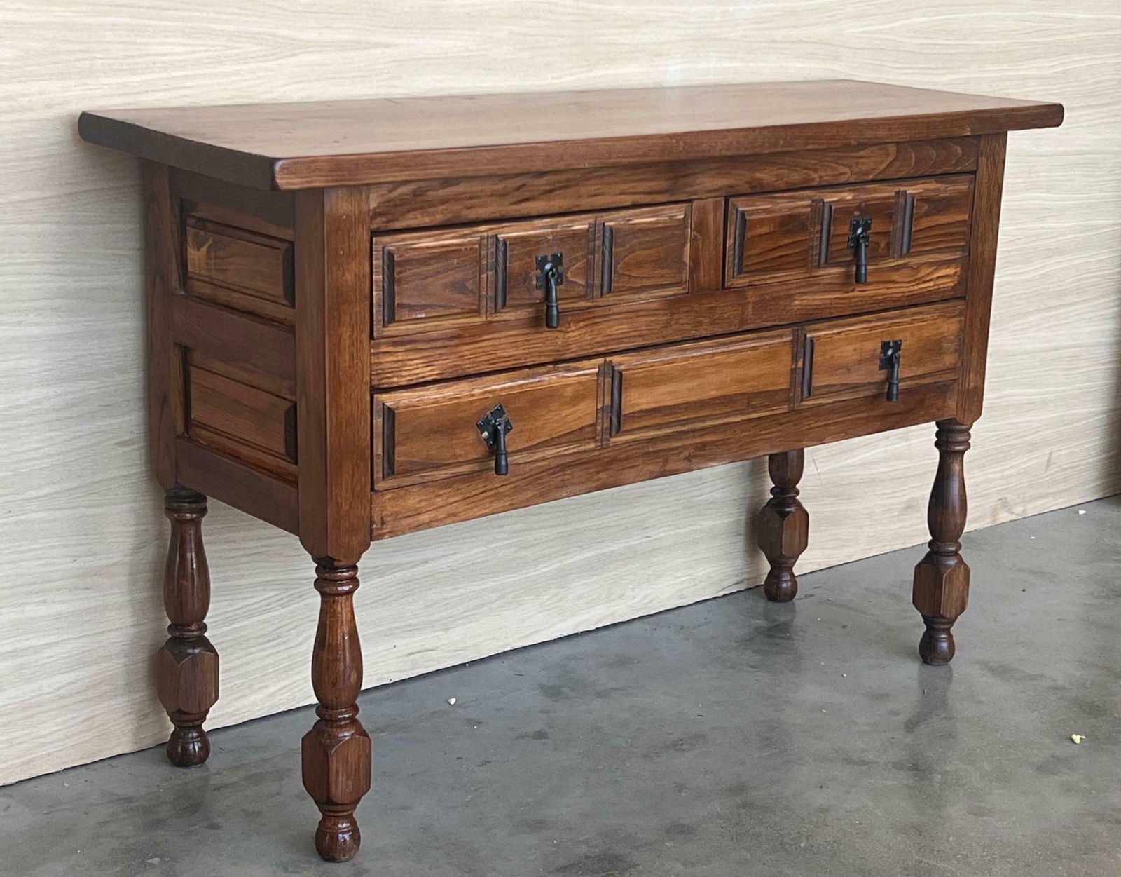 Console catalane espagnole en noyer sculpté, quatre tiroirs, XIXe siècle photo vinterior