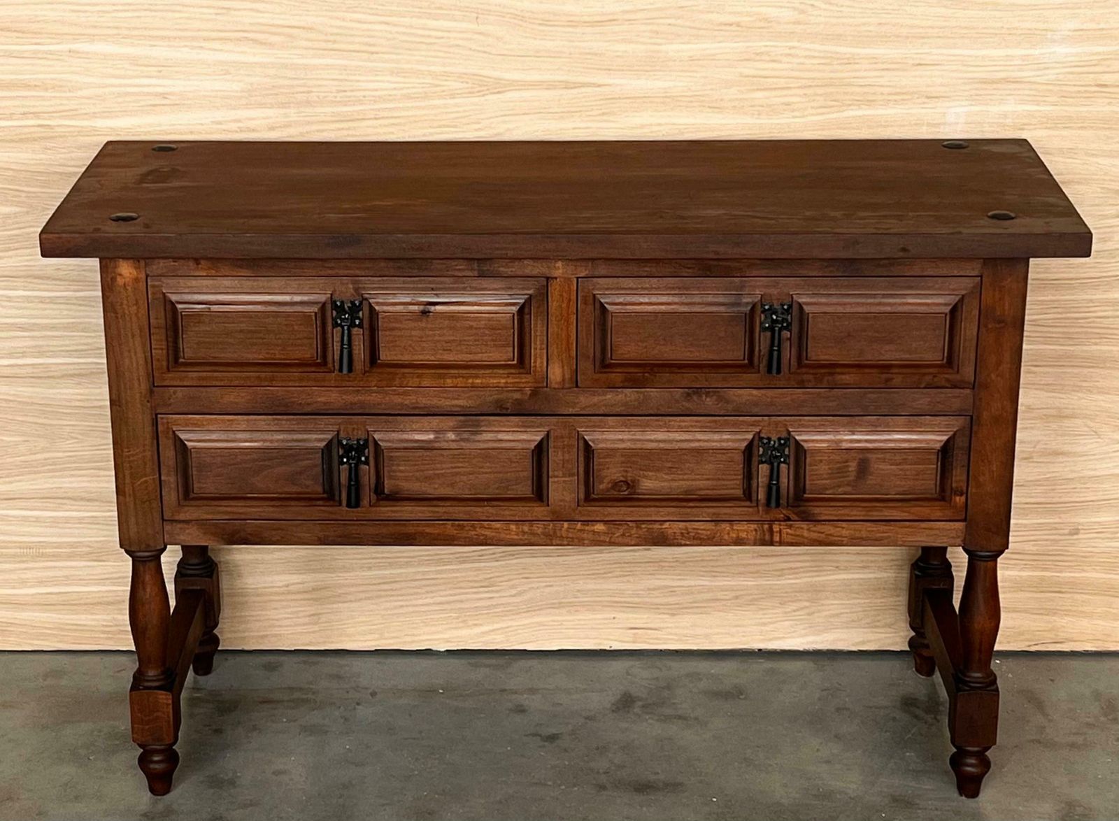 Console catalane espagnole en noyer sculpté, quatre tiroirs, XIXe siècle