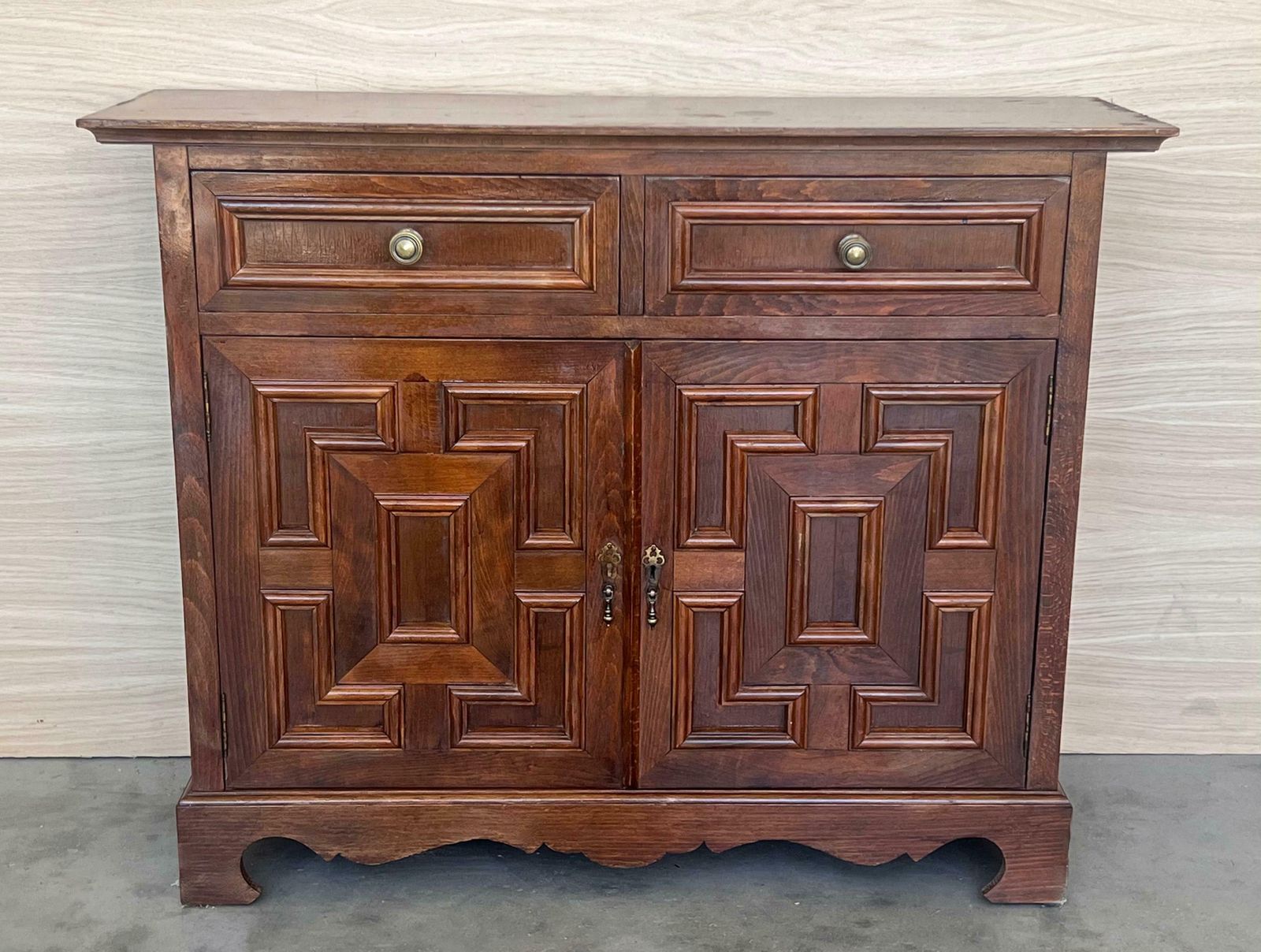 Commode catalane sculptée en noyer, highboy ou console, années 1920 photo furniture