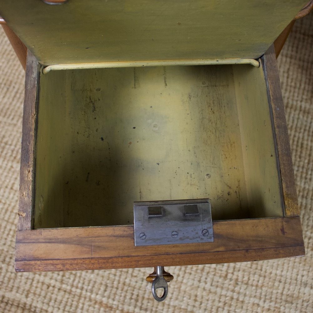 photo vinterior Pair Of Continental Walnut Bedside Chests