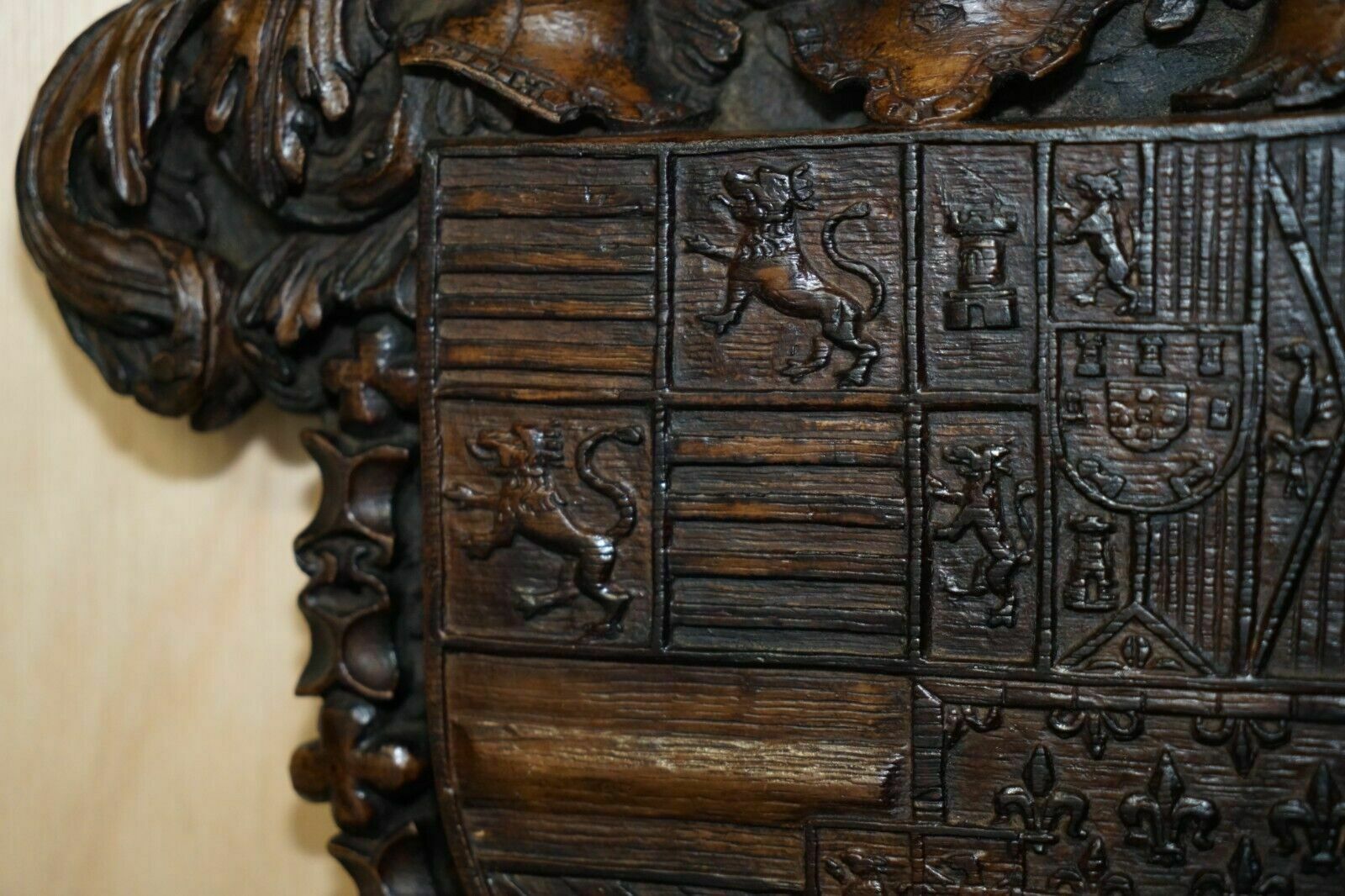 photo furniture Antique Royal Hand Carved English Oak Armorial Coat Of Arms Crowns Eagles