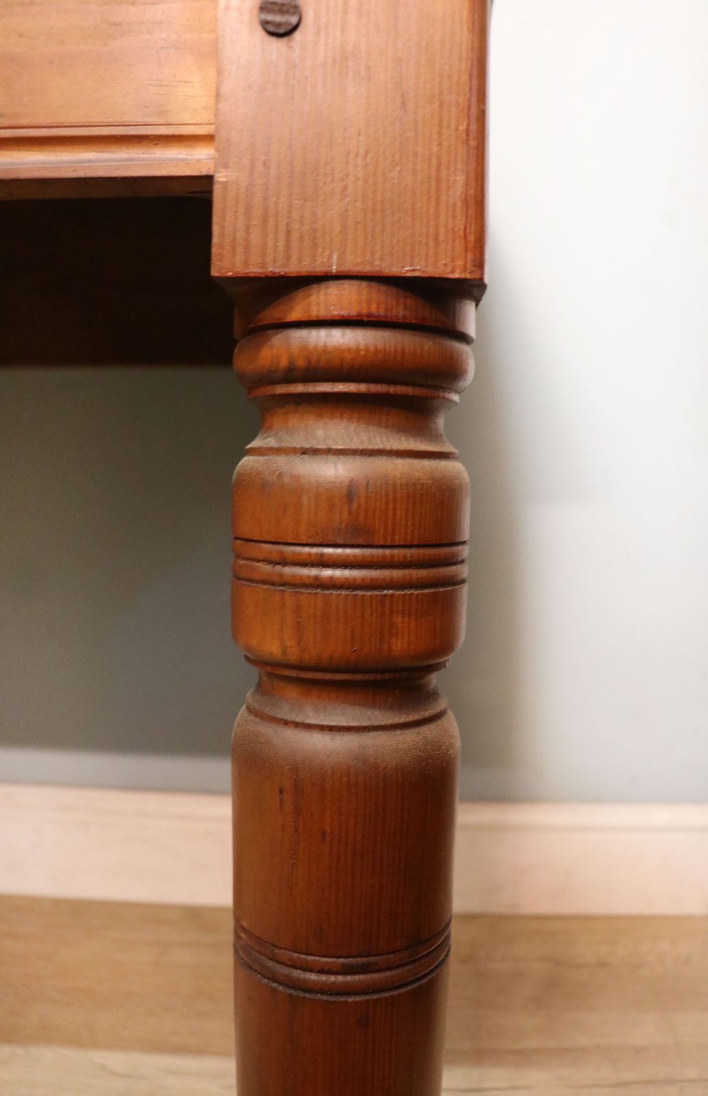495.0 A Lovely Victorian Stained Pine And Elm Topped Table. photo
