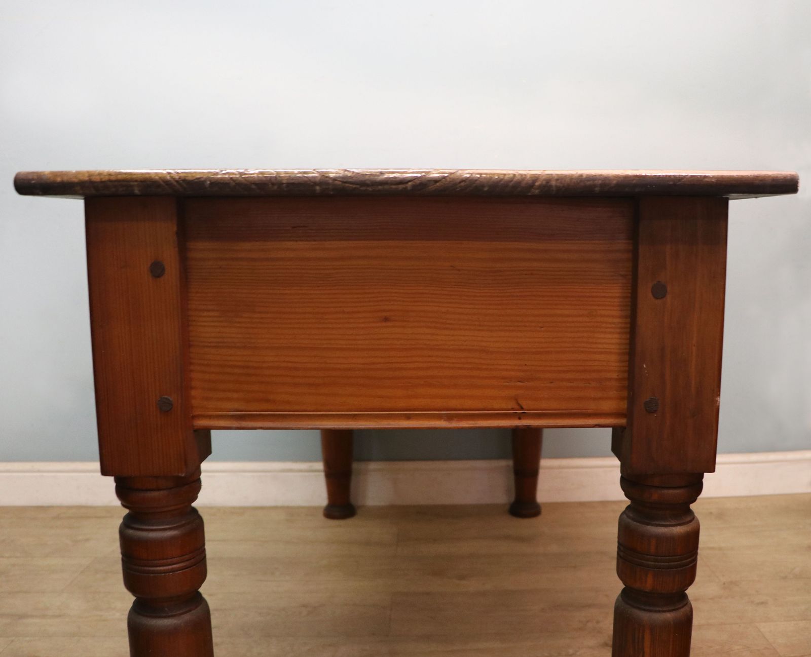 photo vinterior A Lovely Victorian Stained Pine And Elm Topped Table.