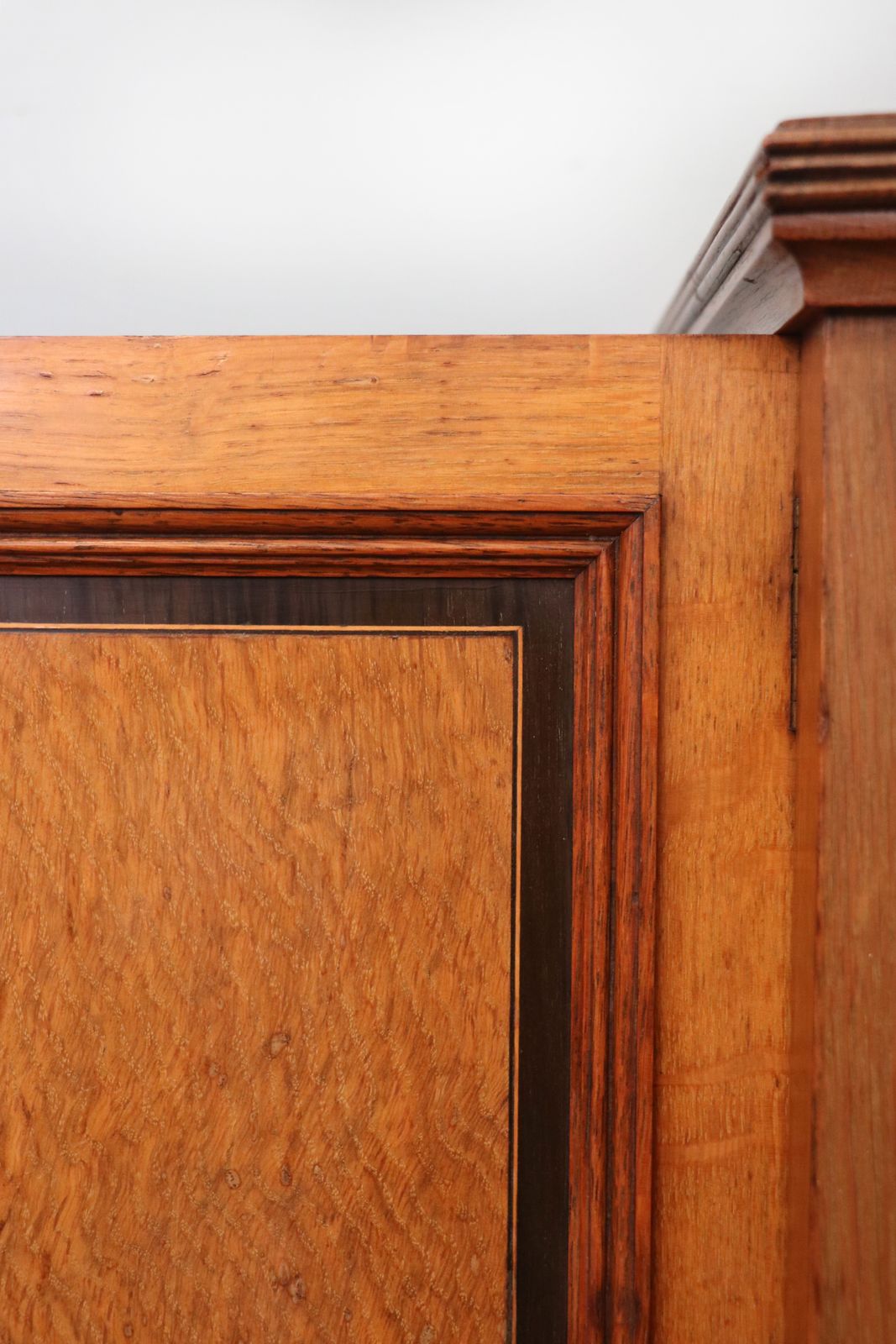 photo vinterior A Lovely Shapland & Petter Oak Inlaid Bedside Cabinet