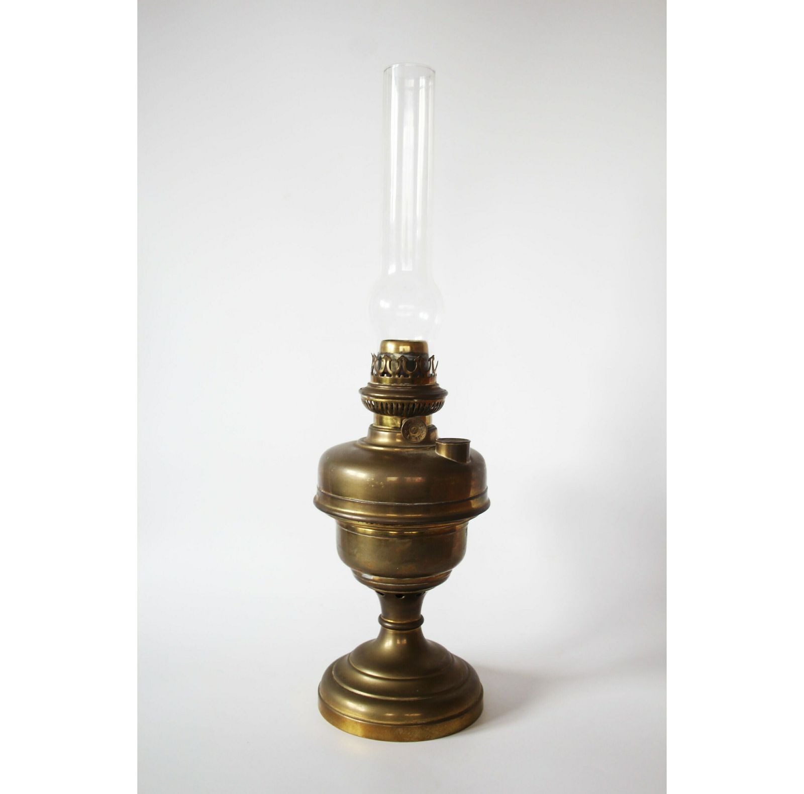 Hoge Antieke Messing Olielamp, L&B Lempereur Bernard België, Petroleumlamp, Kerosinelamp, Landelijke Decoratie, Mondgeblazen Glazen Bol